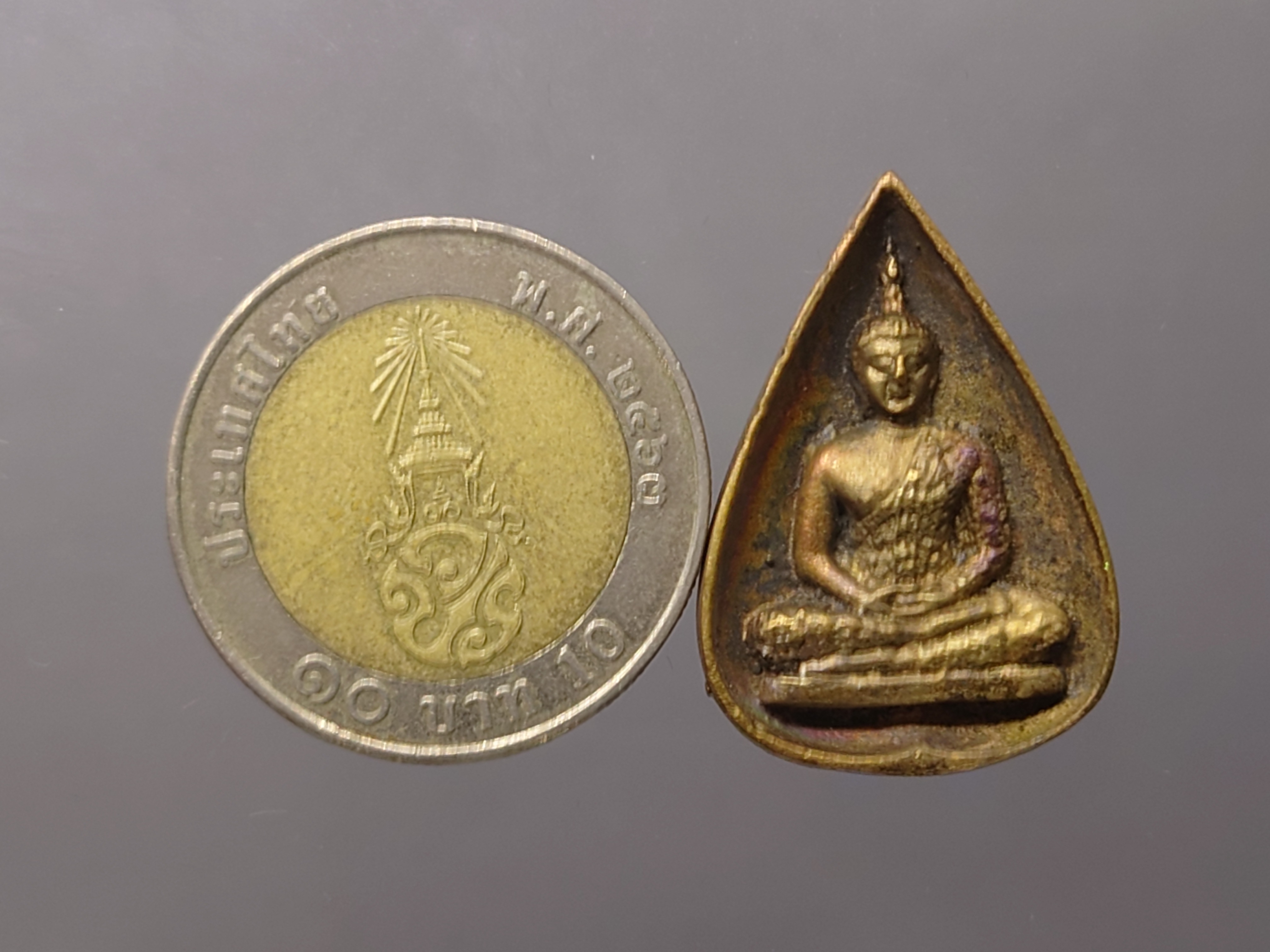 พระแก้วมรกต ทรงเครื่องฤดูฝน เนื้อนวะ รุ่น 23 ตุลามหามงคล พิมพ์ใบโพธิ หลวงพ่อเกษม เขมโก ปลุกเสก สำนักสุสานไตรลักษณ์ ลำปาง ปี2538 พร้อมกล่องเดิม