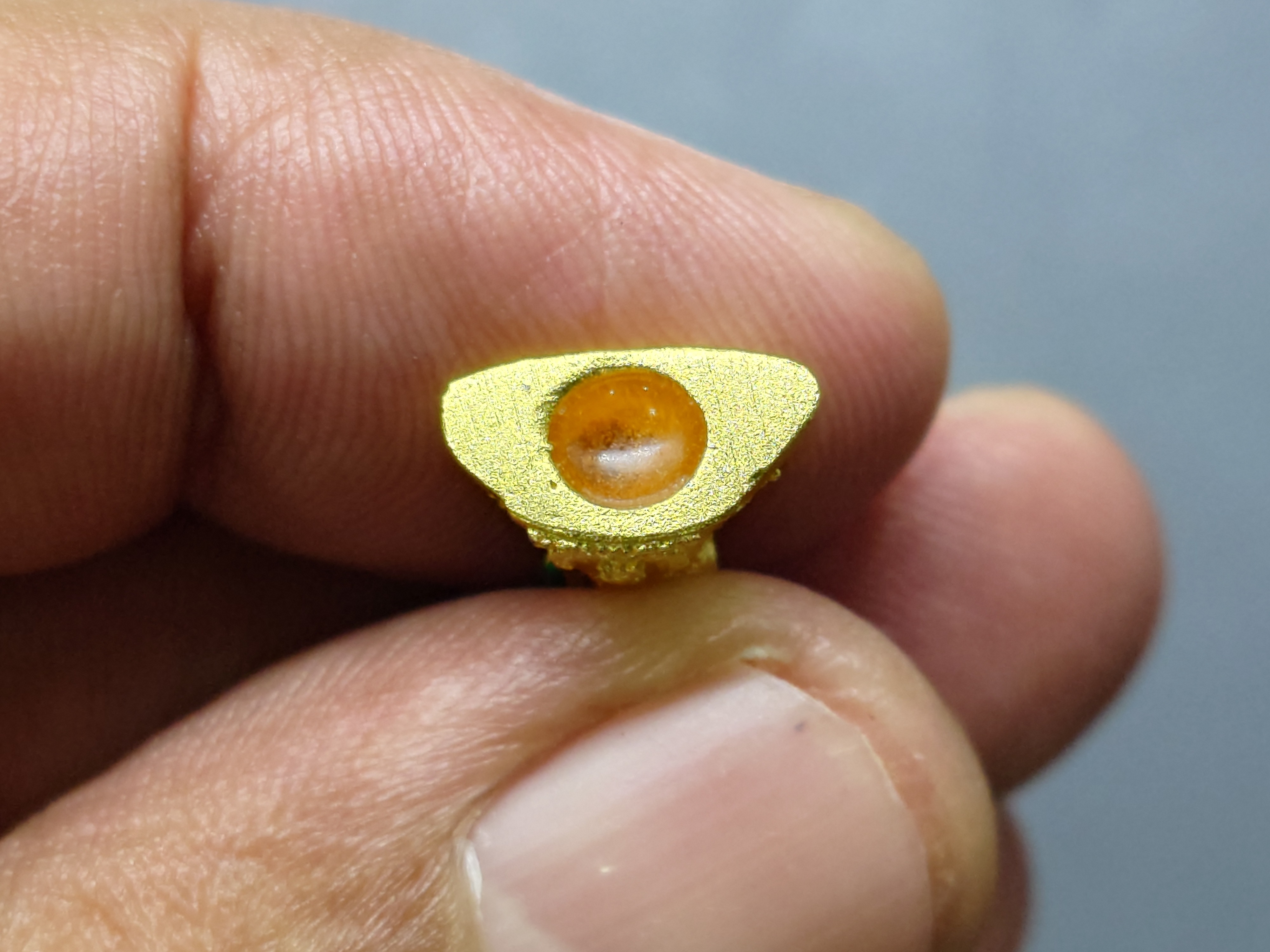 พระแก้วมรกต ทรงฤดูฝน (พิมพ์เล็ก ขนาดสูง 18มิล) เนื้อโลหะเคลือบสีเขียว เครื่องทรงชุบทอง สำนักพระราชวัง สร้าง พุทธาภิเษก ณ วัดพระศรีรัตนศาสดาราม พ.ศ.2547 รับประกันแท้