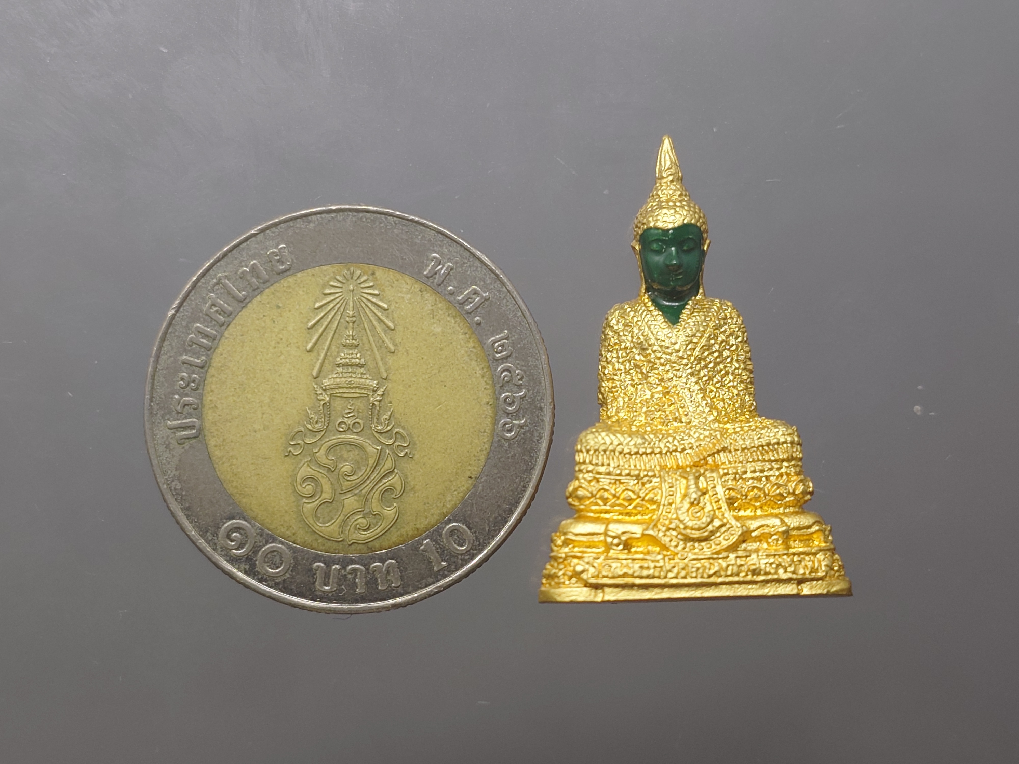 พระแก้วมรกต ทรงเครื่องฤดูหนาว เนื้อโลหะเคลือบสีเขียว เครื่องทรงชุบทอง ขนาดสูง 3 เซน สำนักพระราชวัง สร้าง พุทธาภิเษก ณ วัดพระศรีรัตนศาสดาราม พ.ศ.2547 พร้อมตลับเดิม