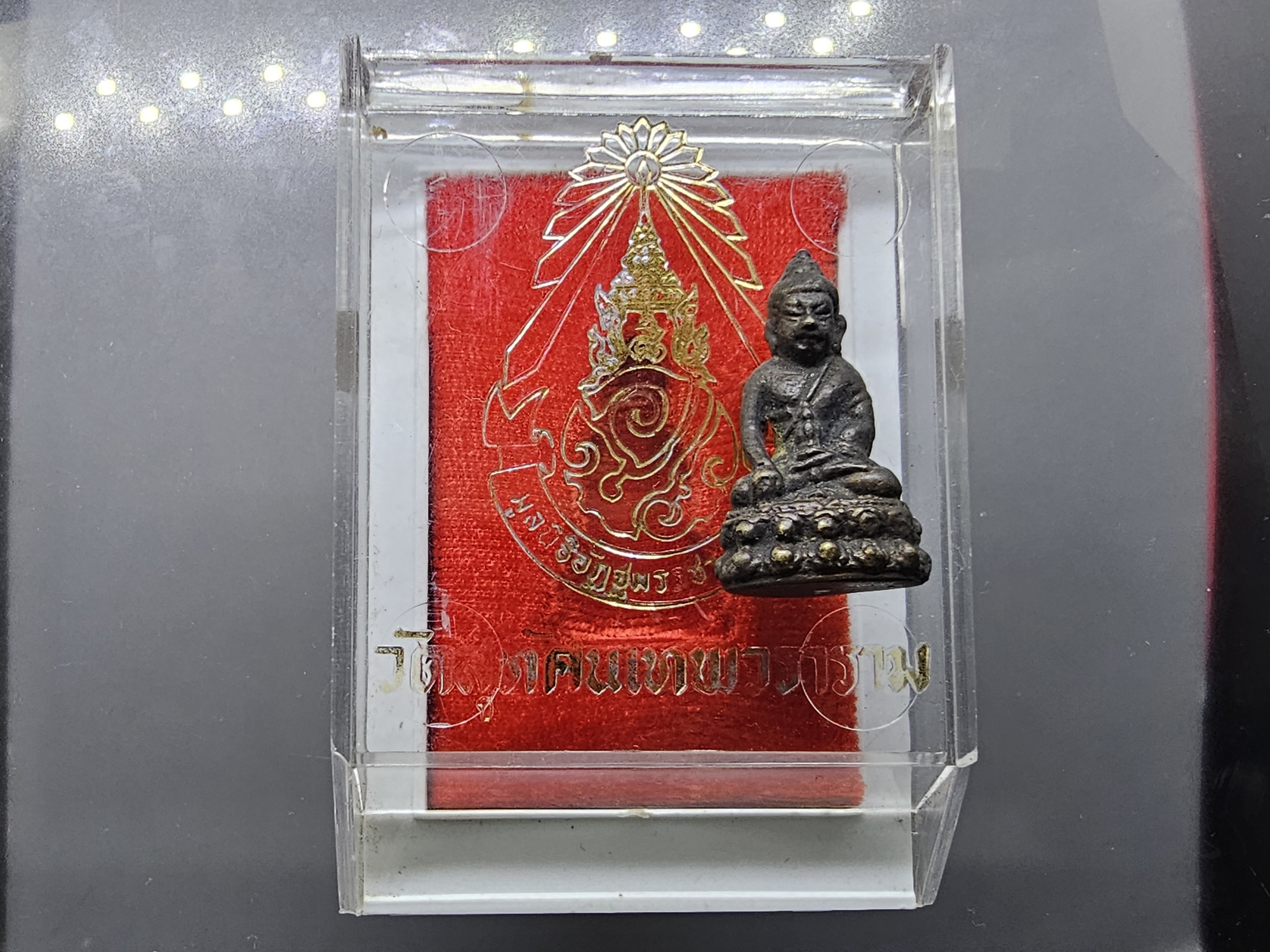 พระกริ่งเล็กวัดสุทัศน์ มูลนิธิอัฏฐมราชานุสรณ์ หลวงปู่โต๊ะร่วมปลุกเสก จัดสร้างโดย สมเด็จพุฒาจารย์ (เสงี่ยม) วัดสุทัศน์เทพวราราม เนื้อทองเหลืองรมดำ ปี2516 พร้อมกล่องเดิม