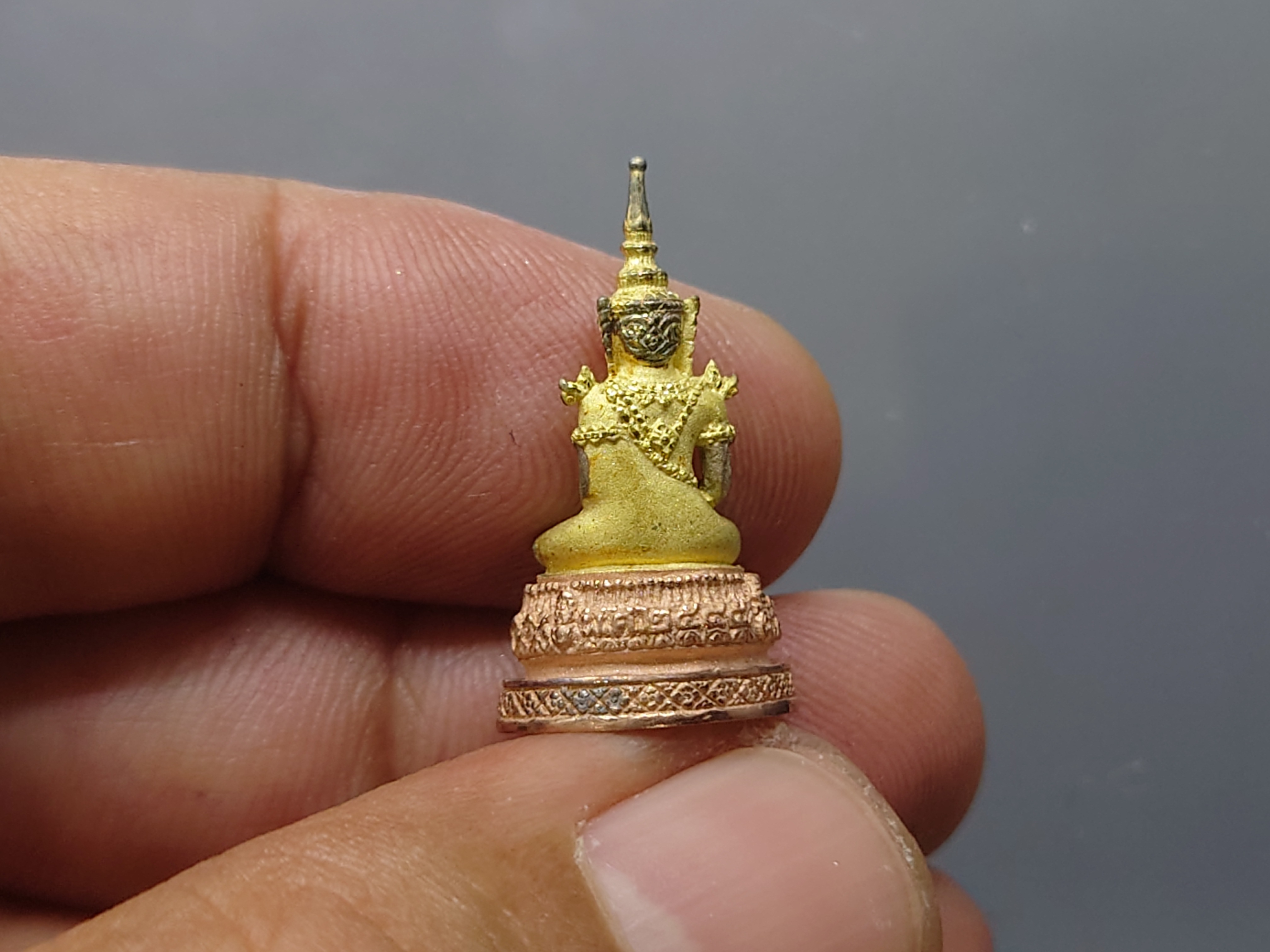 พระแก้ว 75 พรรษา รัชกาลที่9 เนื้อเงินสามกษัตริย์ พิมพ์เล็ก ขนาดสูง 2.5 เซน ปี2545 กล่องเดิม