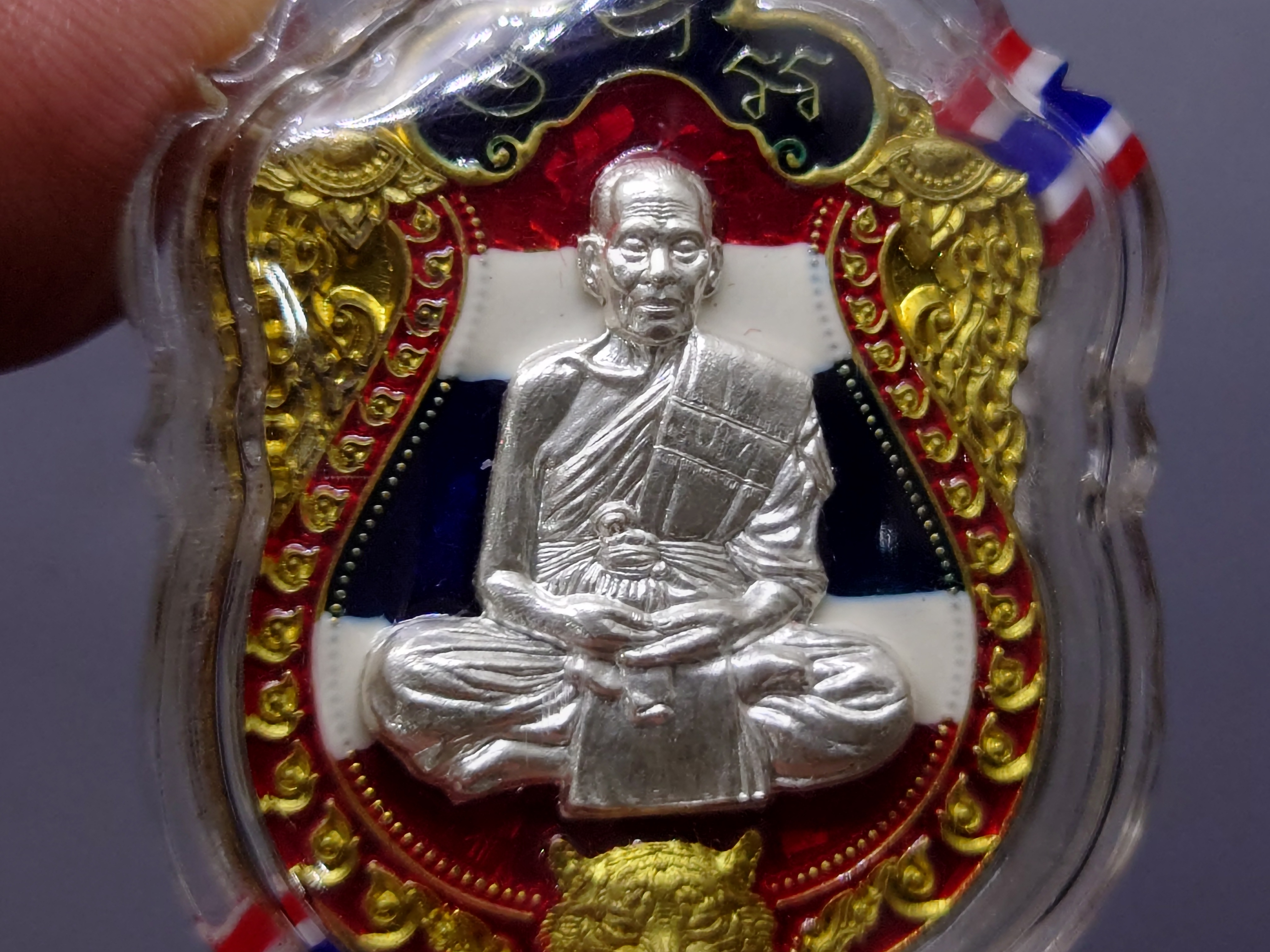 เหรียญเสมาเสือคาบดาบ รุ่น1 (ตอกกรรมการ)เนื้อทองทิพย์ หน้ากากเงินแท้ ลงยาธงชาติ ขอบแดงซุ้มน้ำเงิน หลวงพ่อพัฒน์ วัดห้วยด้วน โคท 200