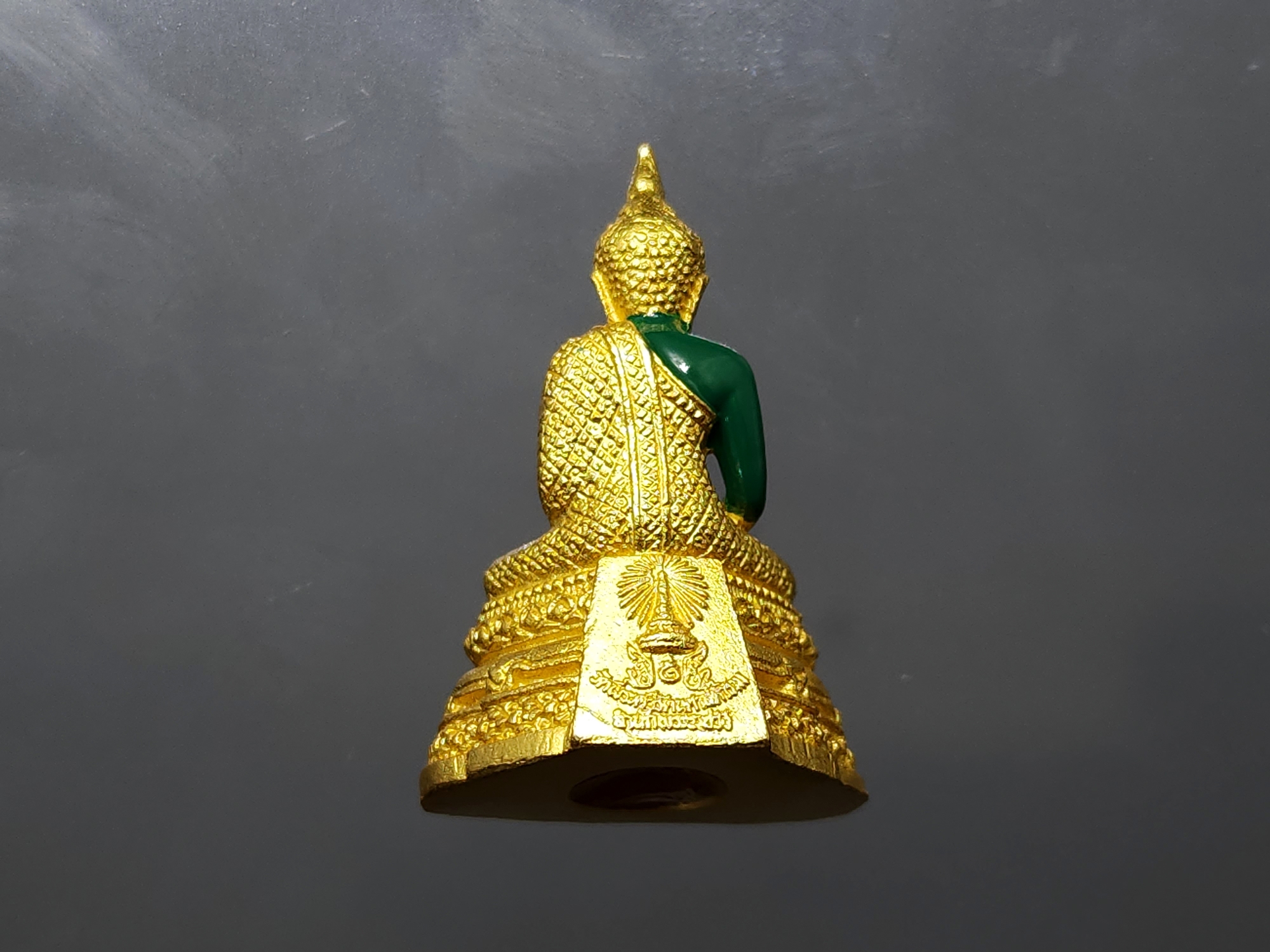 พระแก้วมรกต ชุด 3 ฤดู เนื้อโลหะเคลือบสีเขียว เครื่องทรงชุบทอง สำนักพระราชวัง สร้าง พุทธาภิเษก ณ วัดพระศรีรัตนศาสดาราม พ.ศ.2547