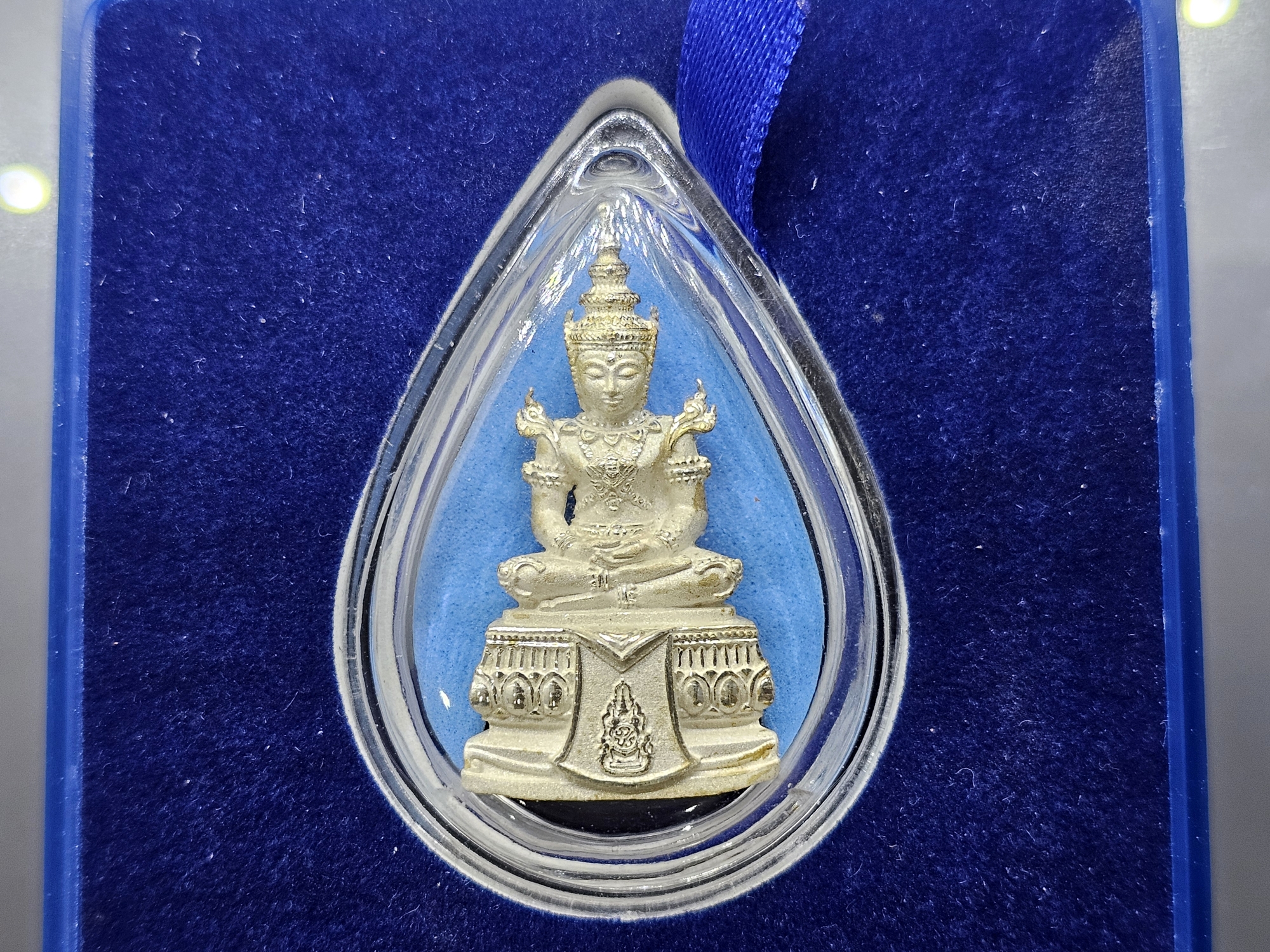 พระแก้วมรกต กรมสรรพสามิต เนื้อเงิน พิมพ์ใหญ่ ขนาดสูง 3.5 เซน กรมสรรพสามิต สร้าง ในพระบรมราชานุญาต ปี2550 ตลับเดิม กล่องเดิม