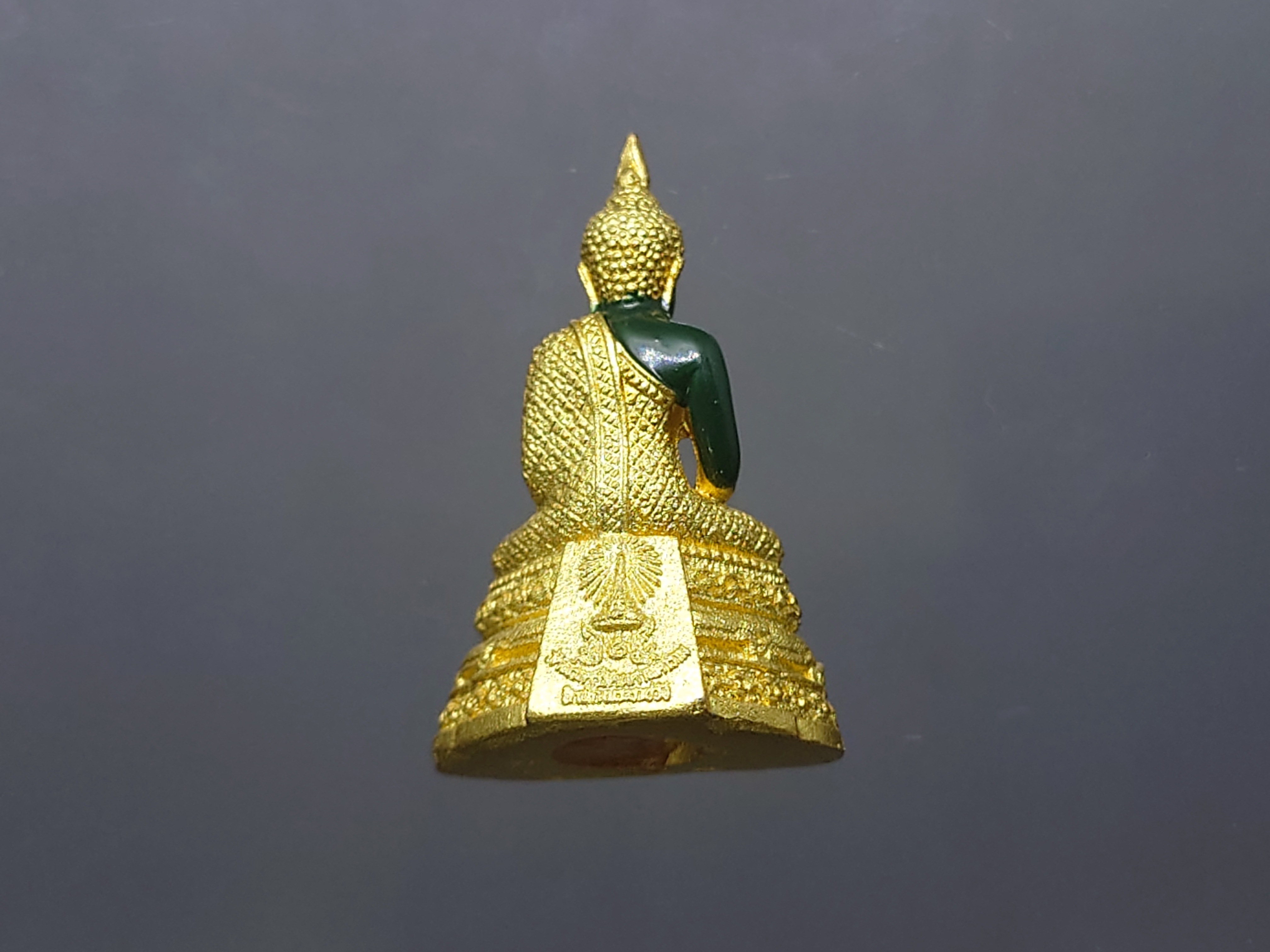 พระแก้วมรกต ทรงเครื่องฤดูฝน เนื้อโลหะเคลือบสีเขียว เครื่องทรงชุบทอง ขนาดสูง 3 เซน สำนักพระราชวัง สร้าง พุทธาภิเษก ณ วัดพระศรีรัตนศาสดาราม พ.ศ.2547 พร้อมตลับเดิม