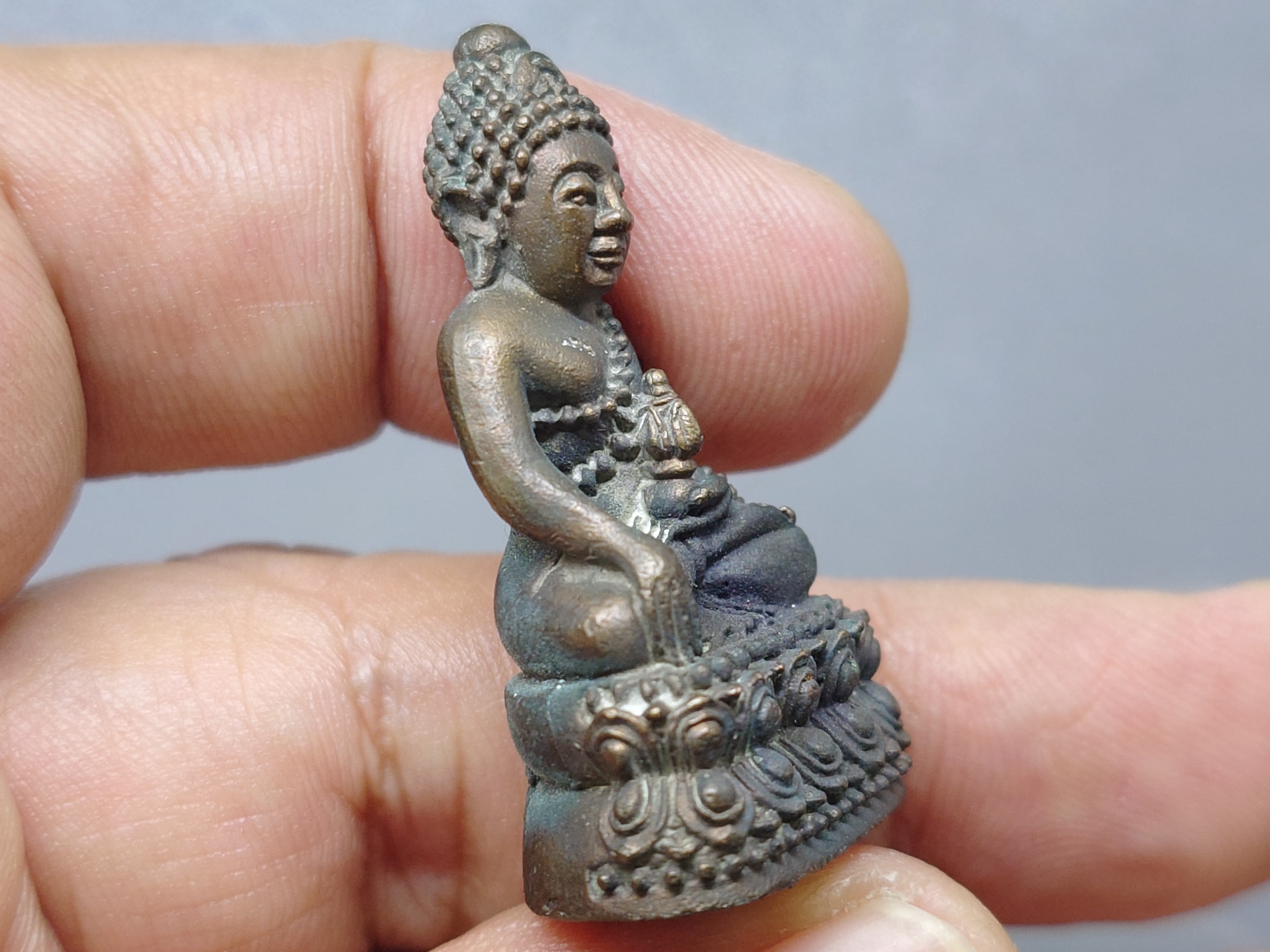 พระกริ่งเทิดพระเกียรติ รัชกาลที่ 5 มหาราช เนื้อนวะโลหะ อธิษฐานจิตปลุกเสกโดยหลวงพ่อเกษม เขมโก ก่อนเป็นปฐมฤกษ์ วัดหัวลำโพง ปี2537 พร้อมตลับเดิม