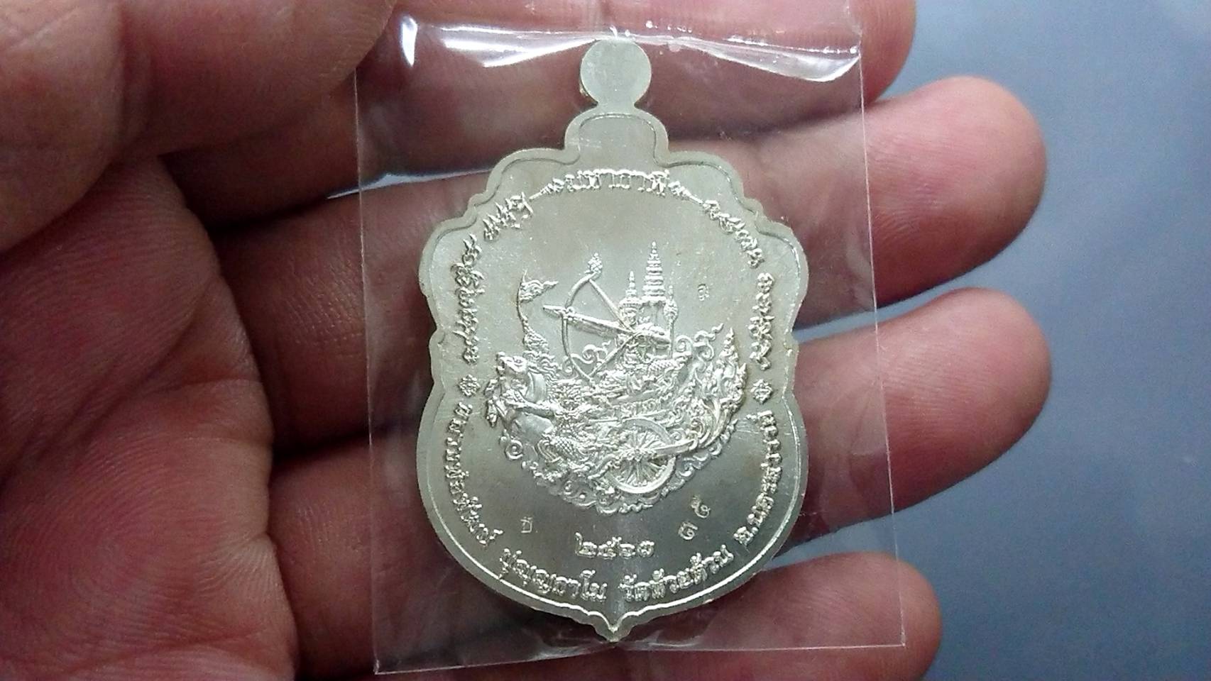 เหรียญหลวงพ่อพัฒน์ รุ่น มหากาฬ เนื้อทองประทานอาบเงินลงยาม่วง ขอบชมพู ซุ้มส้ม ลงยาจีวร โคท 35