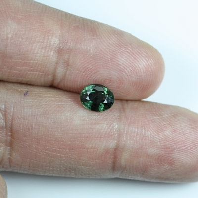 เขียวส่อง (Green Sapphire) 1.36 กะรัต สีเขียวเข้ม รูปร่างดี พลอยบางกะจะ