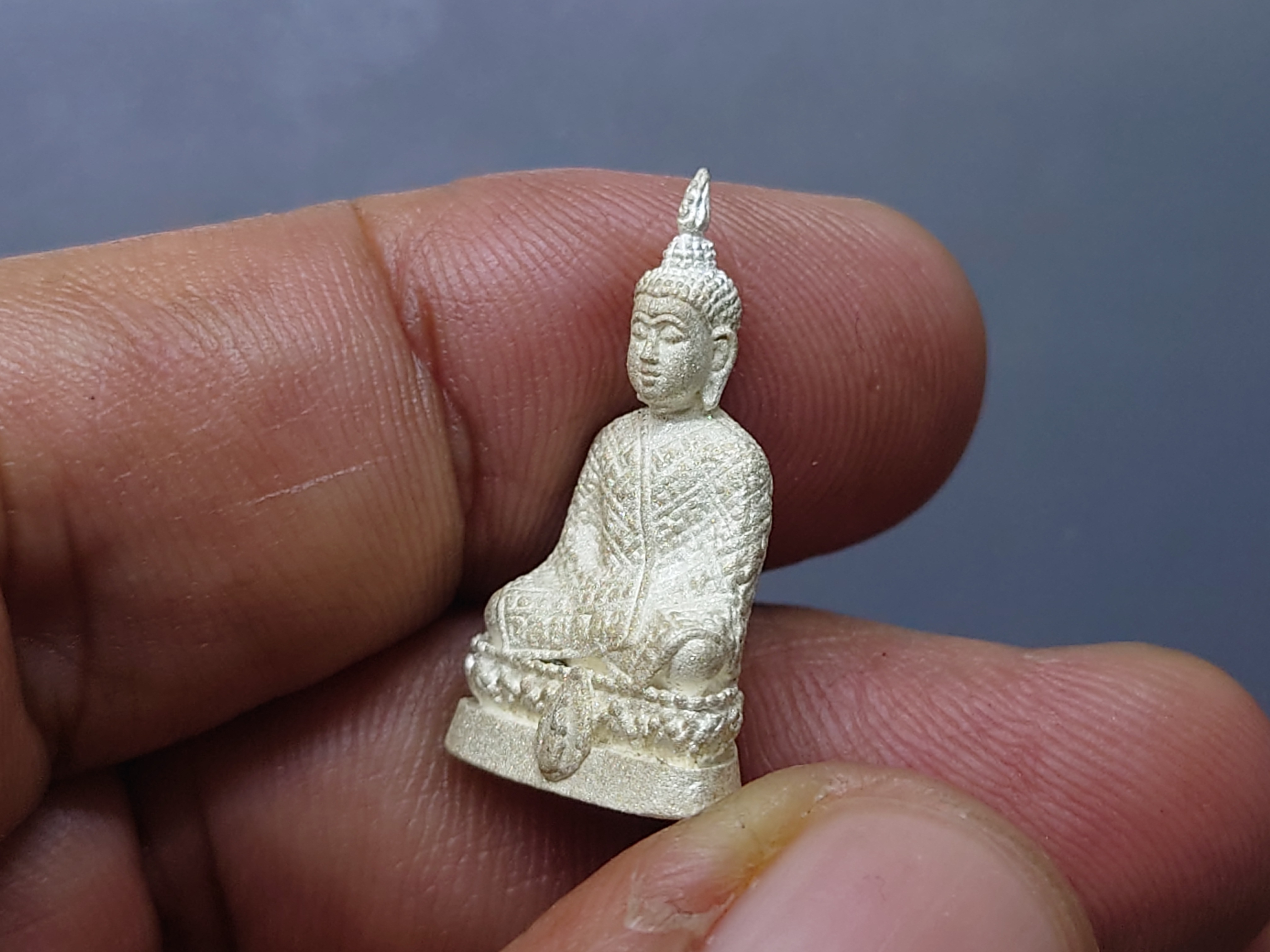 พระแก้วมรกต สธ.ทรงฤดูหนาว ลอยองค์ เนื้อเงินพ่นทราย สมเด็จพระเทพฯจัดสร้าง วัดบวรนิเวศวิหาร ปี 2538 พร้อมกล่องเดิม รับประกันแท้