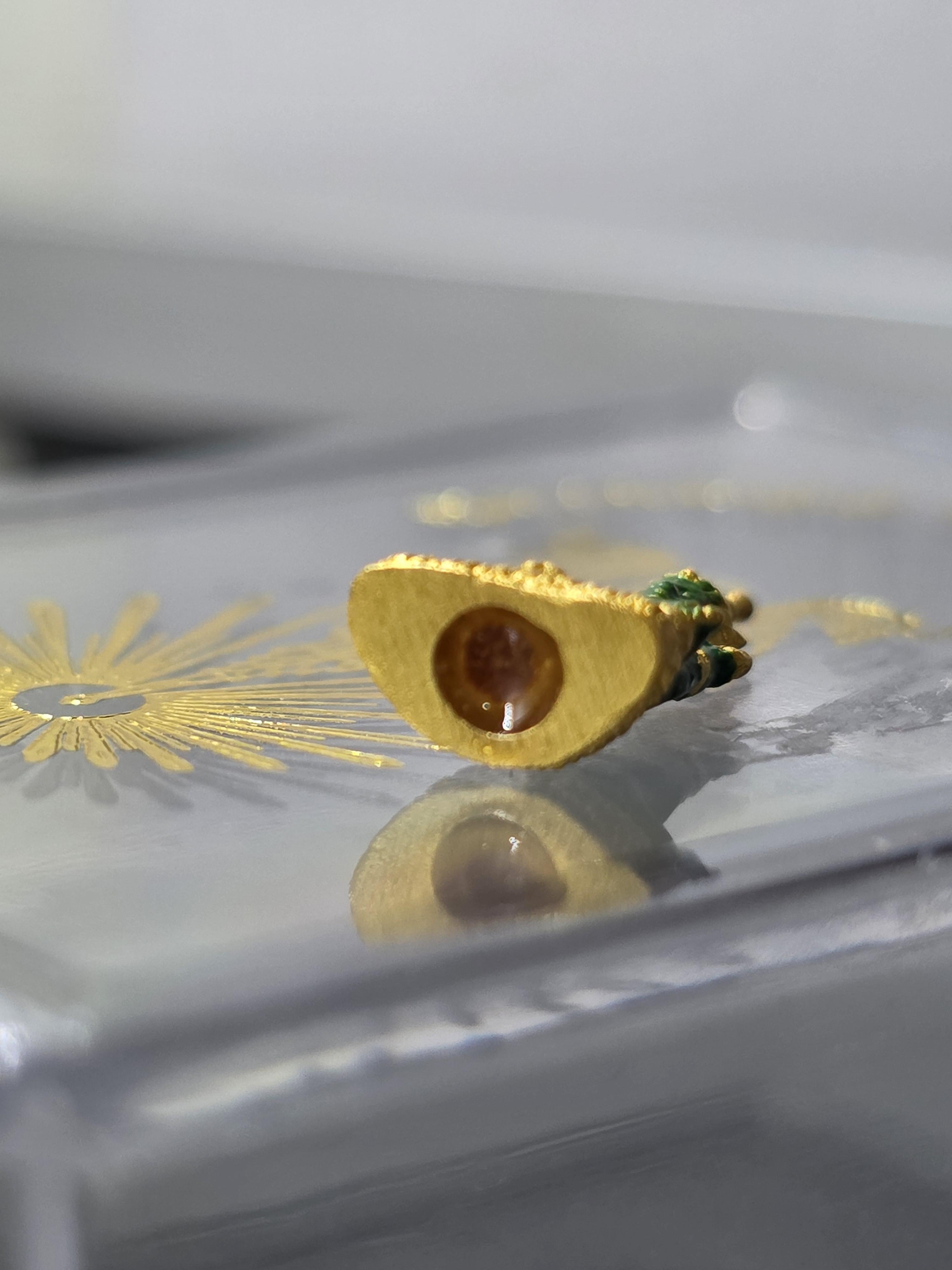 พระแก้วมรกต ทรงเครื่องฤดูร้อน เนื้อโลหะเคลือบสีเขียว เครื่องทรงชุบทอง (พิมพ์จิ๋ว 1.6 ซม.) สำนักพระราชวัง สร้าง พุทธาภิเษก ณ วัดพระศรีรัตนศาสดาราม พ.ศ.2547