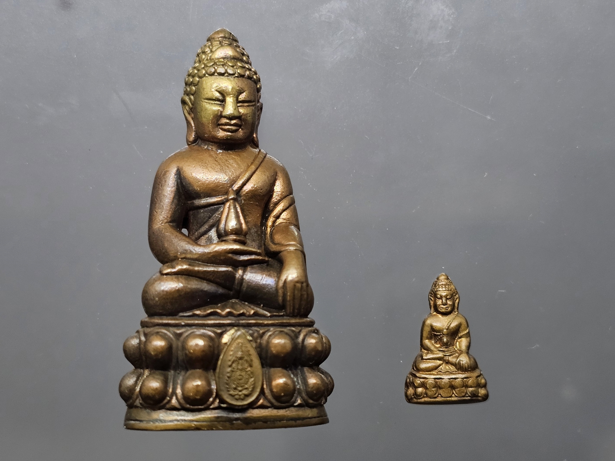 พระกริ่ง-พระชัยวัฒน์ นเรศวร ๑๐๐ ปี เนื้อสำริด ที่ระลึกครบ ๑๐๐ ปี กองทัพภาคที่ 3 วัดพระศรีรัตนมหาธาตุ จ.พิษณุโลก ปี2545 พร้อมตลับเดิม