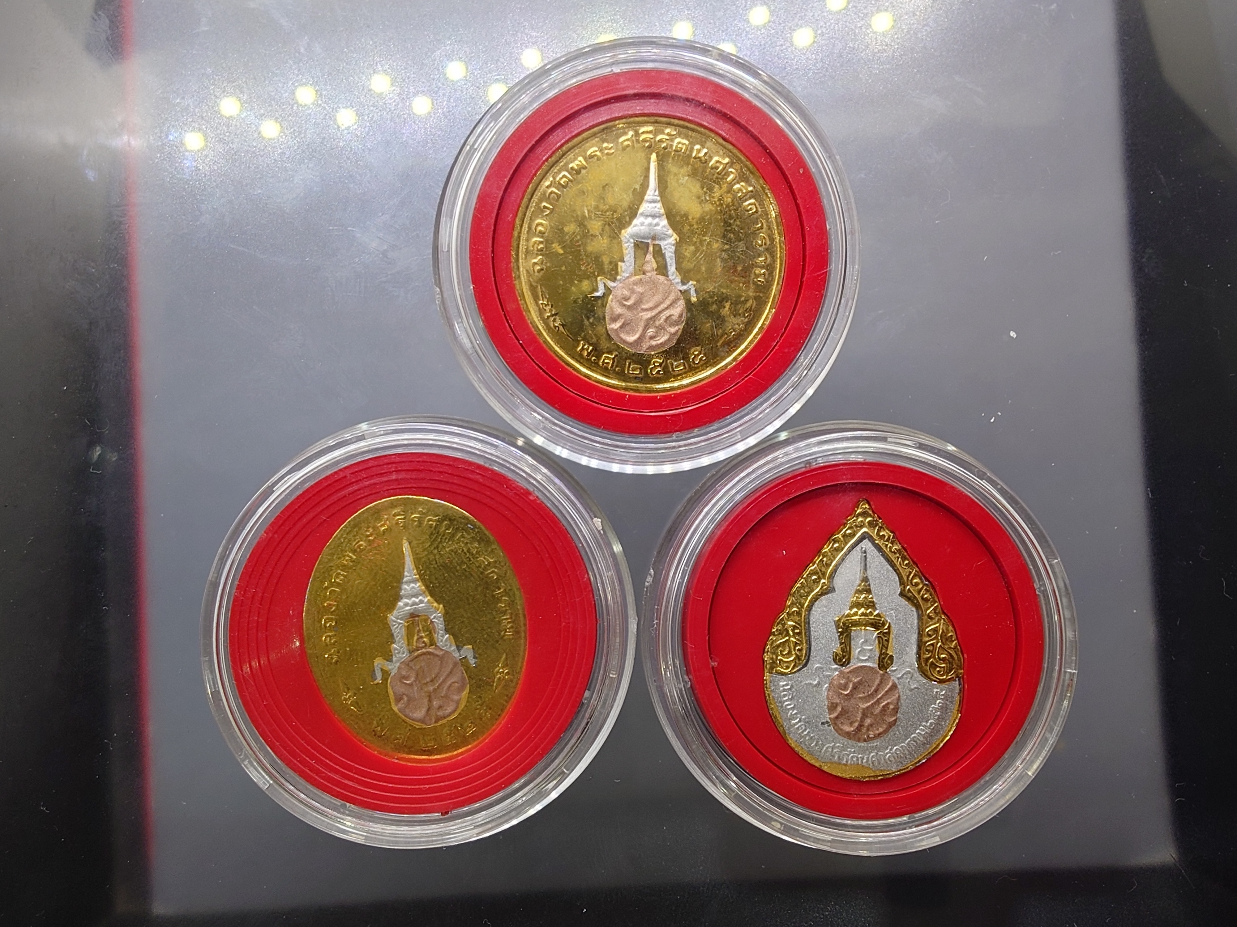 พระแก้วมรกต ภปร. (ชุด 3 ฤดู) ฉลองวัดพระศรืๆ (ด้านหลังมีราชศรัทธา) เนื้อทองแดง สามกษัตริย์ ปี2525