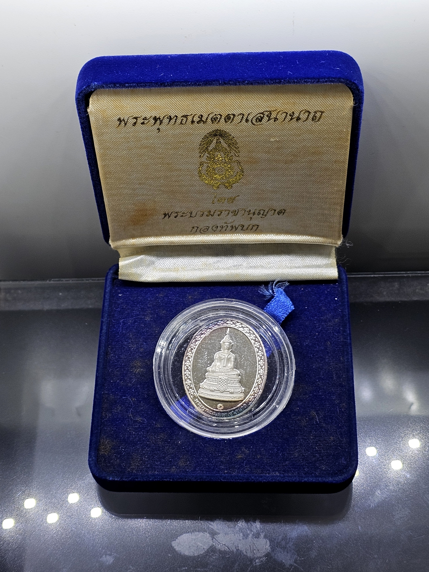 พระพุทธเมตตาเสนานาถ หลังพระปรมาภิไธย ภ.ป.ร.เนื้อเงิน กองทัพบก จัดสร้างเนื่องในวโรกาส 84 พรรษา ร9 ปี2556 พร้อมกล่องเดิม
