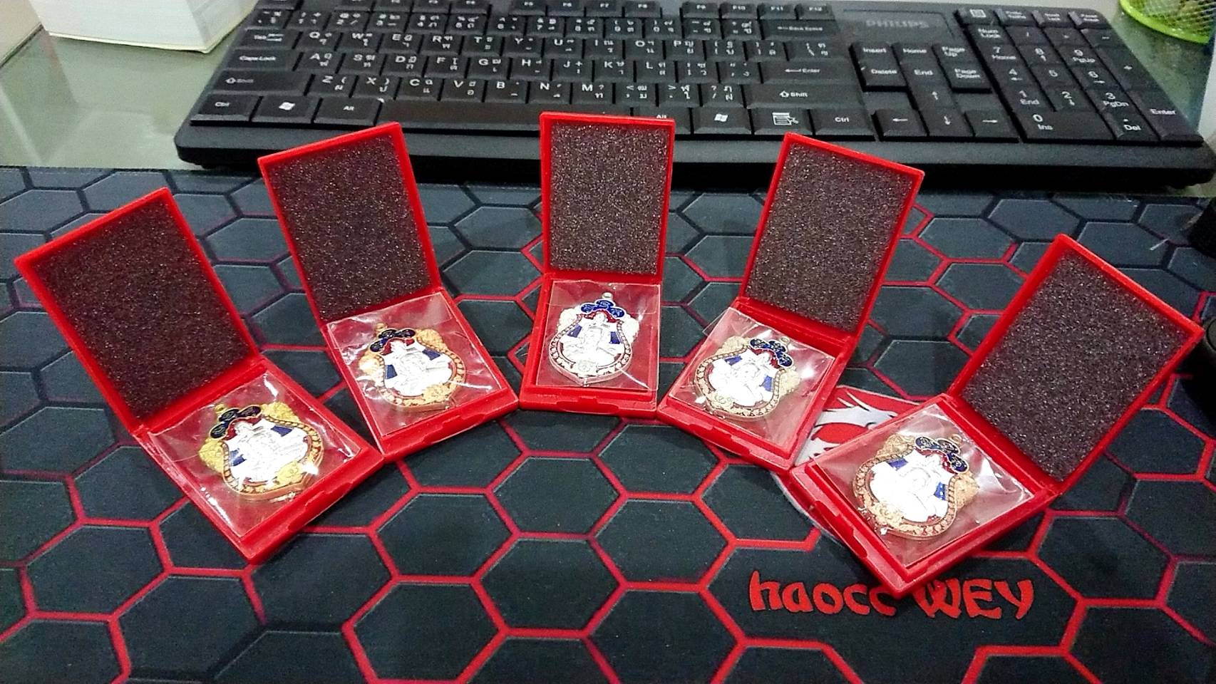 เหรียญเสมาเสือคาบดาบ 3 ครบชุดกรรมการ หน้ากากเงินลงยาสีธงชาติ 5 เหรียญ 5 เนื้อ หลังเสือคู่ หลวงพ่อพัฒน์ วัดห้วยด้วน