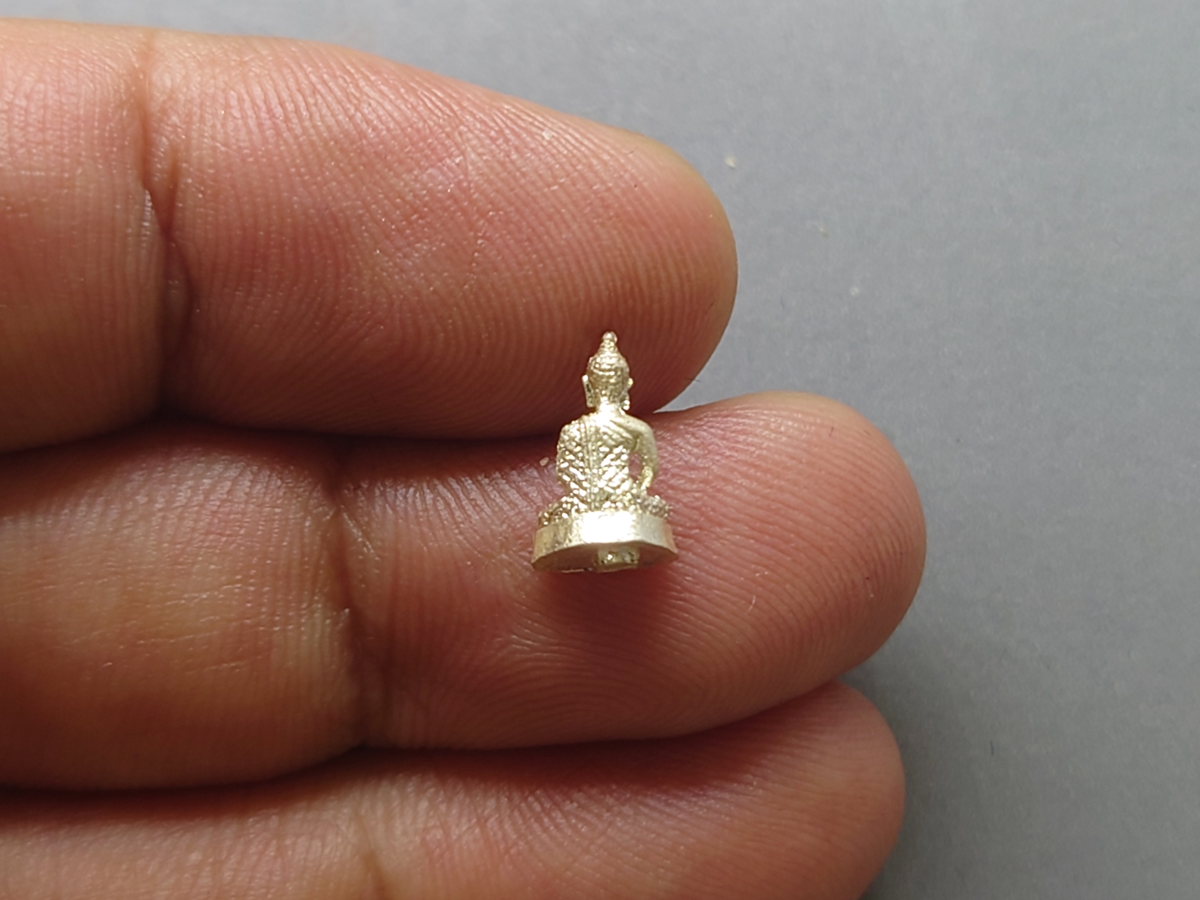 พระแก้วมรกต ทรงฤดูฝน รุ่นเทอดพระเกียรติ เนื้อเงิน พิมพ์จิ๋ว สูง 1 ซ.ม.มหาพุทธาภิเษก ณ วัดพระศรีรัตนศาสดาราม (วัดพระแก้ว) ปี2540 พร้อมตลับเดิม