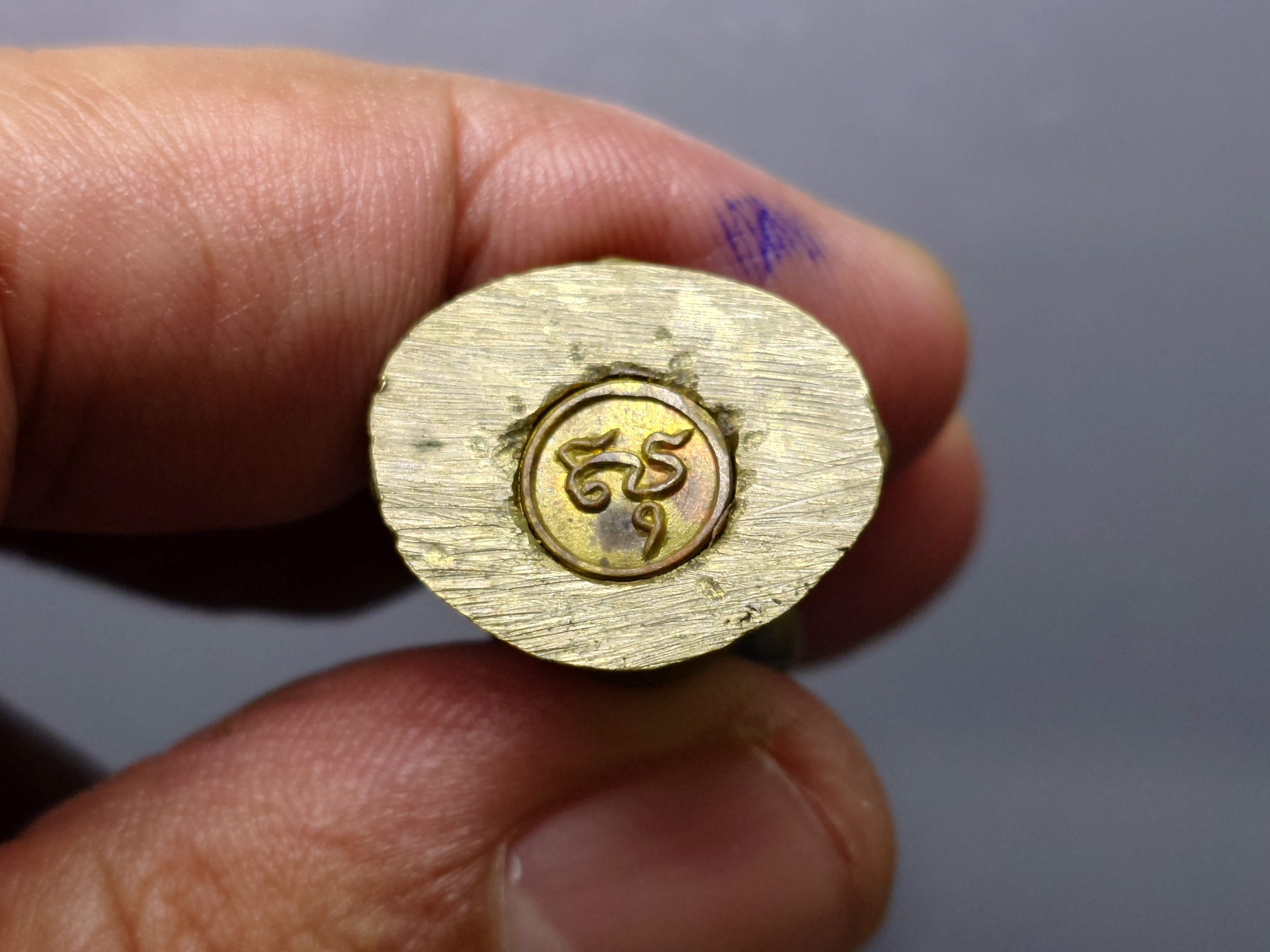 พระกริ่ง สว. สมเด็จย่า เนื้อสัมฤทธิ์ ขนาดสูง 3.5 ซ.ม.ในหลวงเสด็จเททอง วัดพระแก้ว จ.เชียงราย ปี2534 พร้อมตลับเดิม