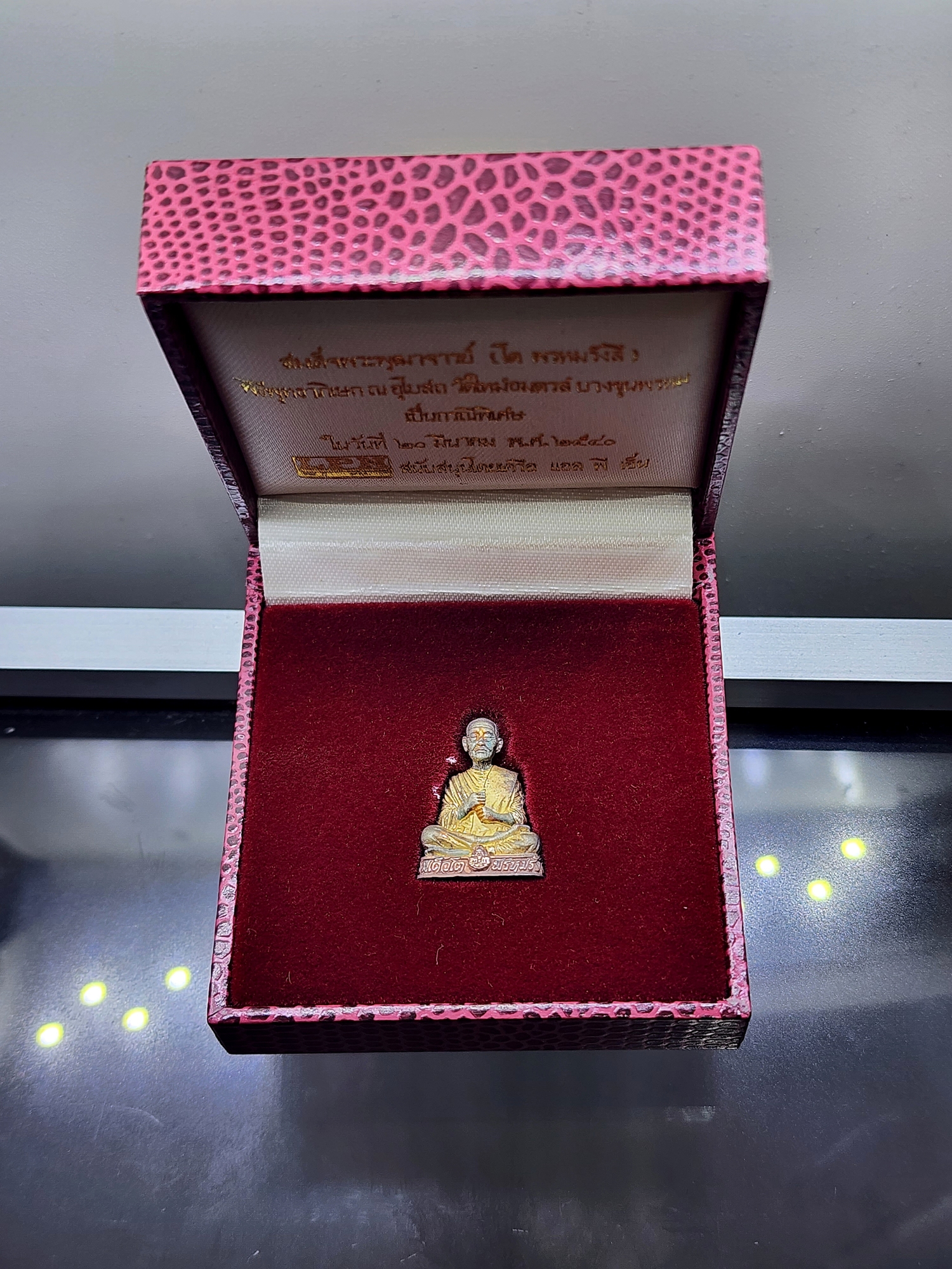 สมเด็จพระพุฒาจารย์(โต พรหมรังสี)ลอยองค์ เนื้อเงิน 3K พิมพ์ใหญ่ สูง 2.2 เซ็น วัดใหม่อมตรส บางขุนพรหม พ.ศ.2540 พร้อมกล่องเดิม
