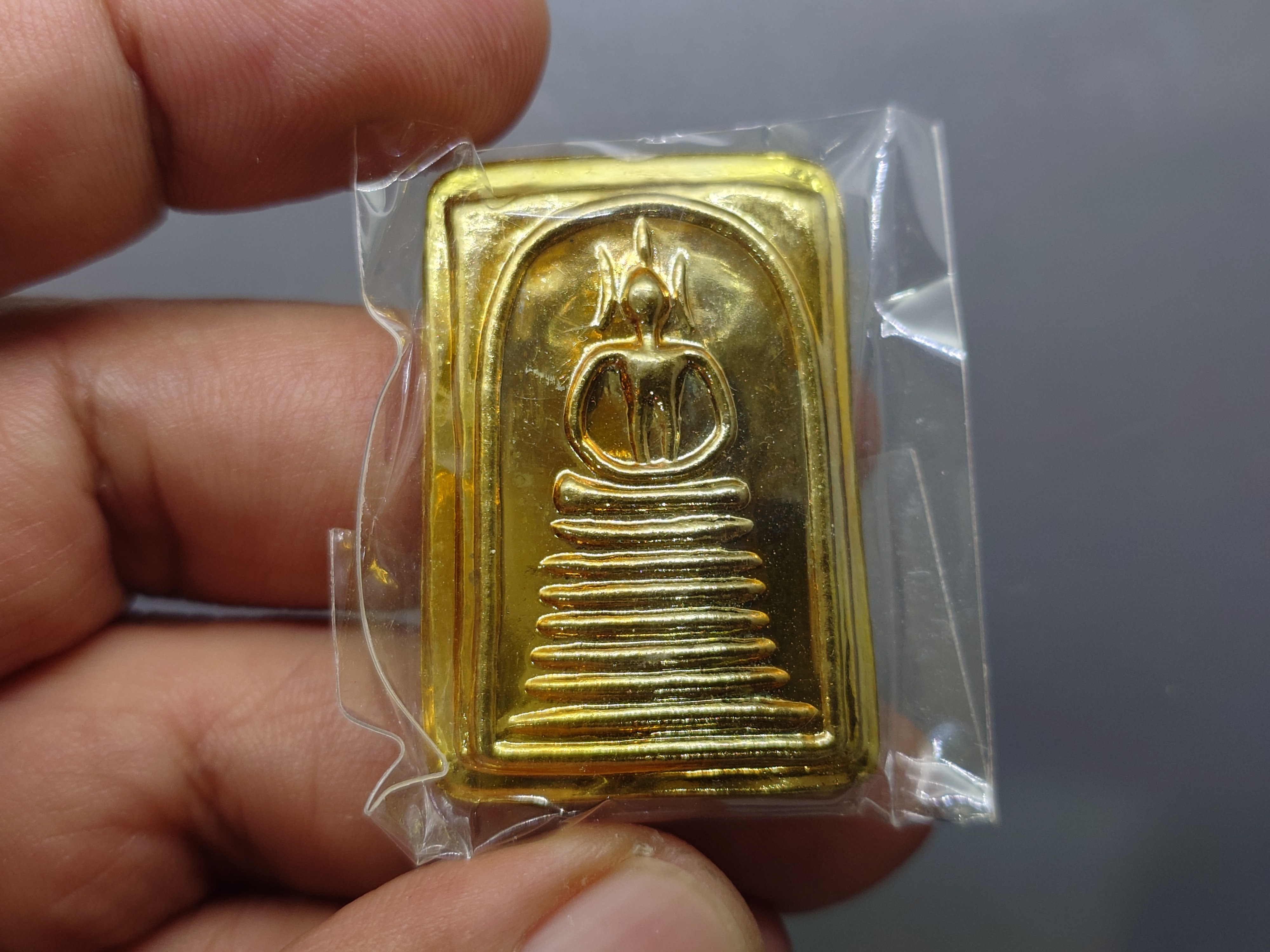 สมเด็จพิมพ์เกศไชโย มีเงิน-มีทอง หน้ากากทองเหลือง หลังแผ่นหัวใจพระคาถาชินบัญชร เนื้อทองเหลือง วัดอินทรวิหาร บางขุนพรหม ปี2552 พร้อมกล่องเดิม