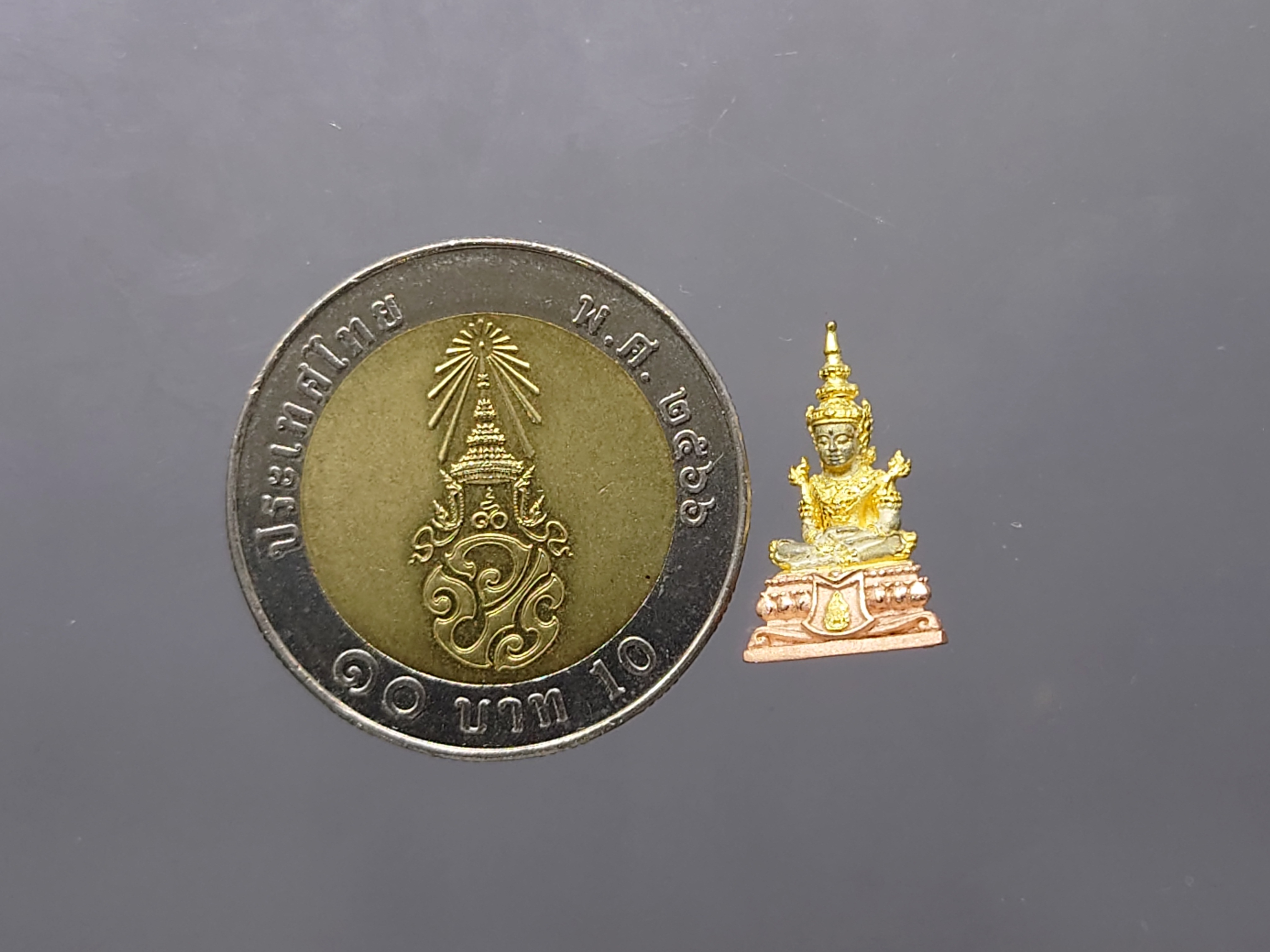 พระแก้วมรกต กรมสรรพสามิต เนื้อเงินสามกษัตริย์ ขนาดสูง 1.7 เซน กรมสรรพสามิต สร้าง ในพระบรมราชานุญาต ปี2550 ตลับเดิม หายาก