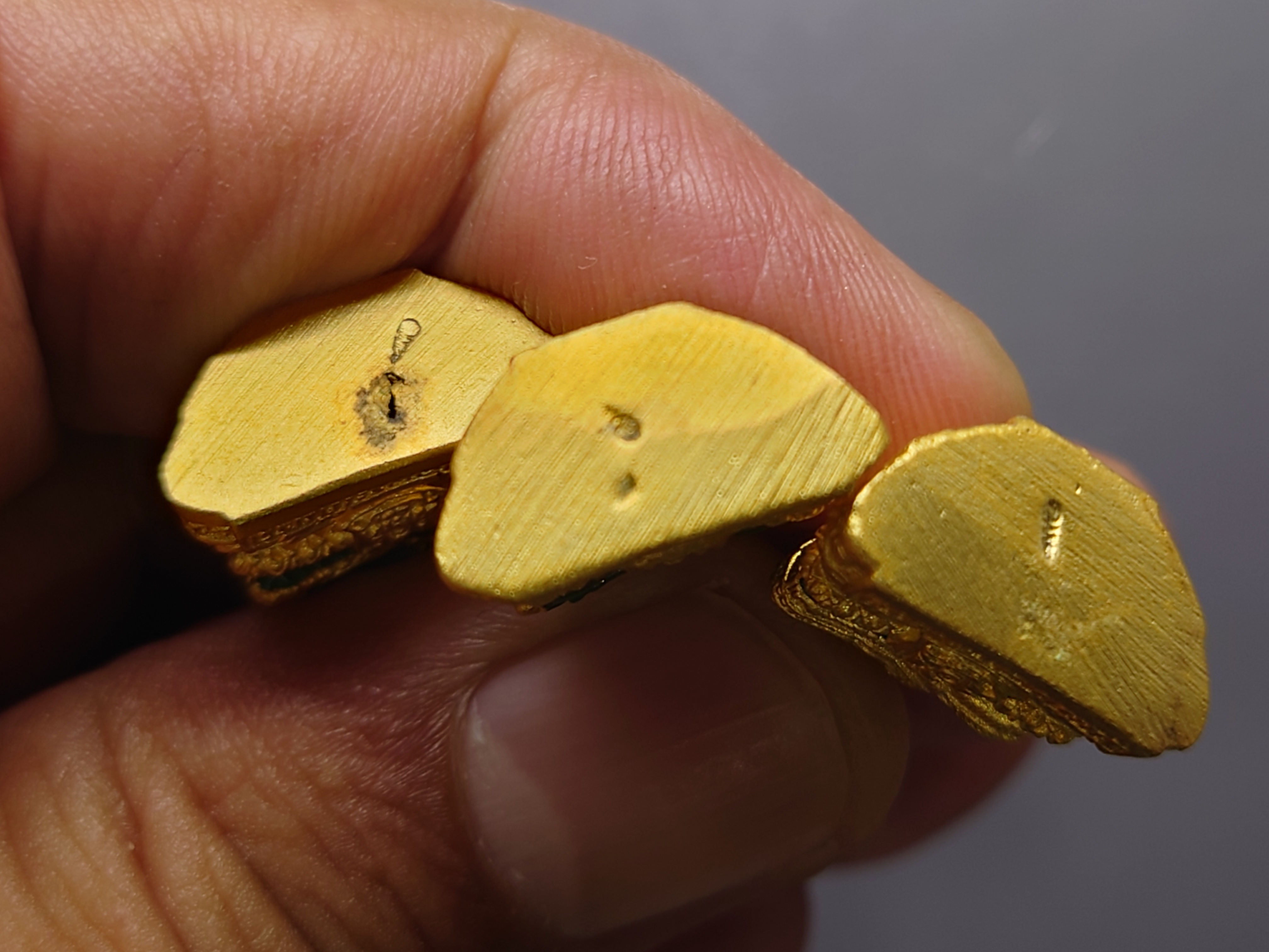 พระแก้วมรกต 3 ฤดู รุ่นเทอดพระเกียรติ เนื้อโลหะเคลือบเขียว เครื่องทรงชุบทอง มหาพุทธาภิเษก ณ วัดพระศรีรัตนศาสดาราม ปี2540 พร้อมกล่องเดิม หายาก นิยม