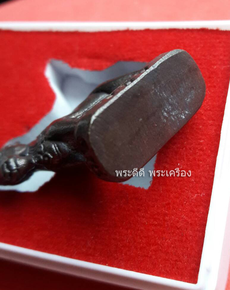 แพะมหาเสน่ห์ รุ่นคู่ชีวิต ปี 58 หลวงพ่อคง วัดกลางบางแก้ว เนื้อทองเหลืองรมดำ หมายเลข 922 (พร้อมเลี่ยมกรอบเงิน%)