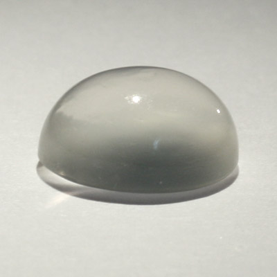 มูนสโตนตาแมว หรือ มุกดาหารตาแมว (Cat's eye Moonstone) 3.27 กะรัต สีขาวกึ่งใส เนื้อเนียน