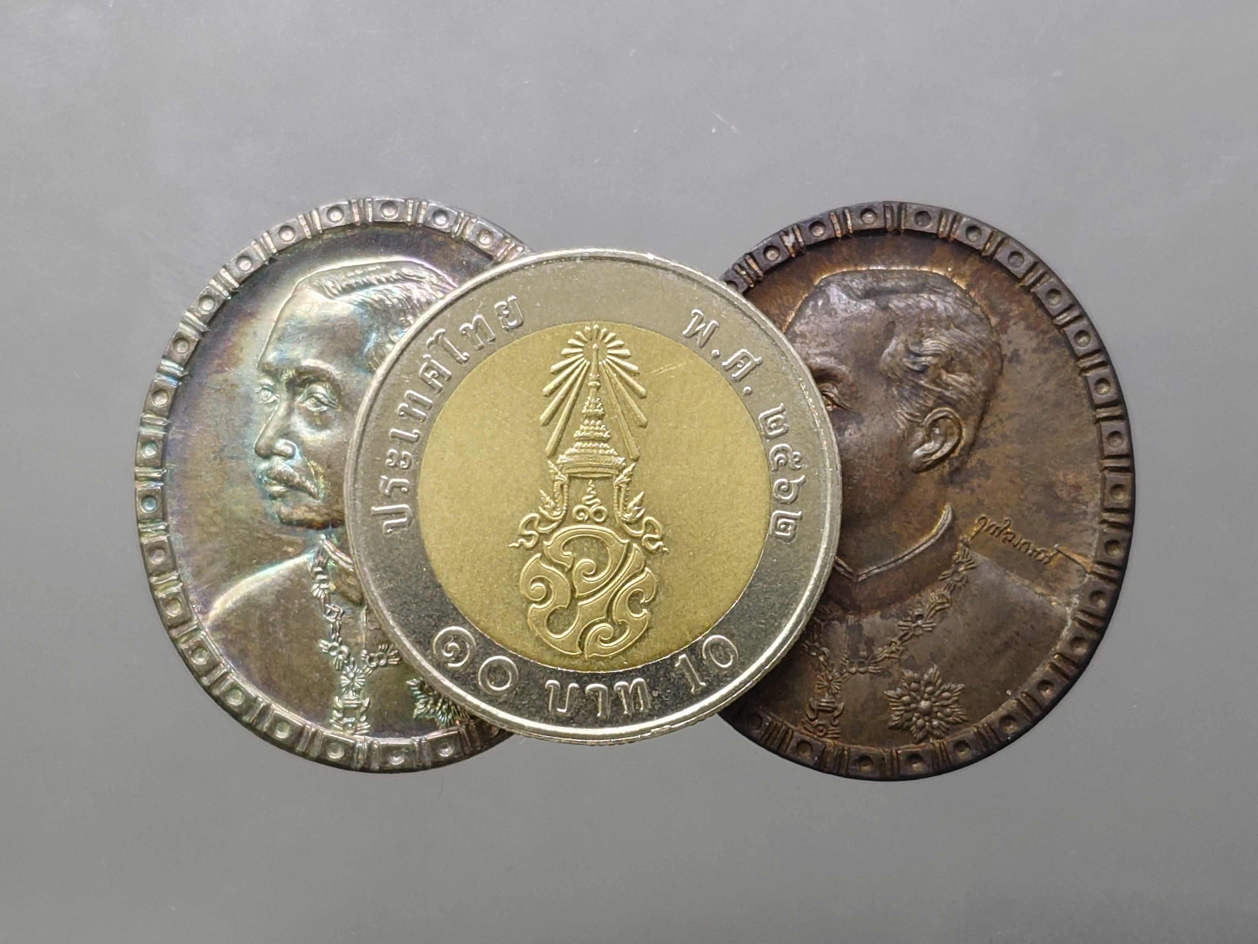 เหรียญสมเด็จพระปิยะมหาราช เพื่อตั้งทุนอุดมศึกษา เนื้อเงินและทองแดง พิธีพุทธาภิเษก ณ พระอุโบสถวัดสุทัศน พ.ศ.2532 พร้อมกล่องเดิม