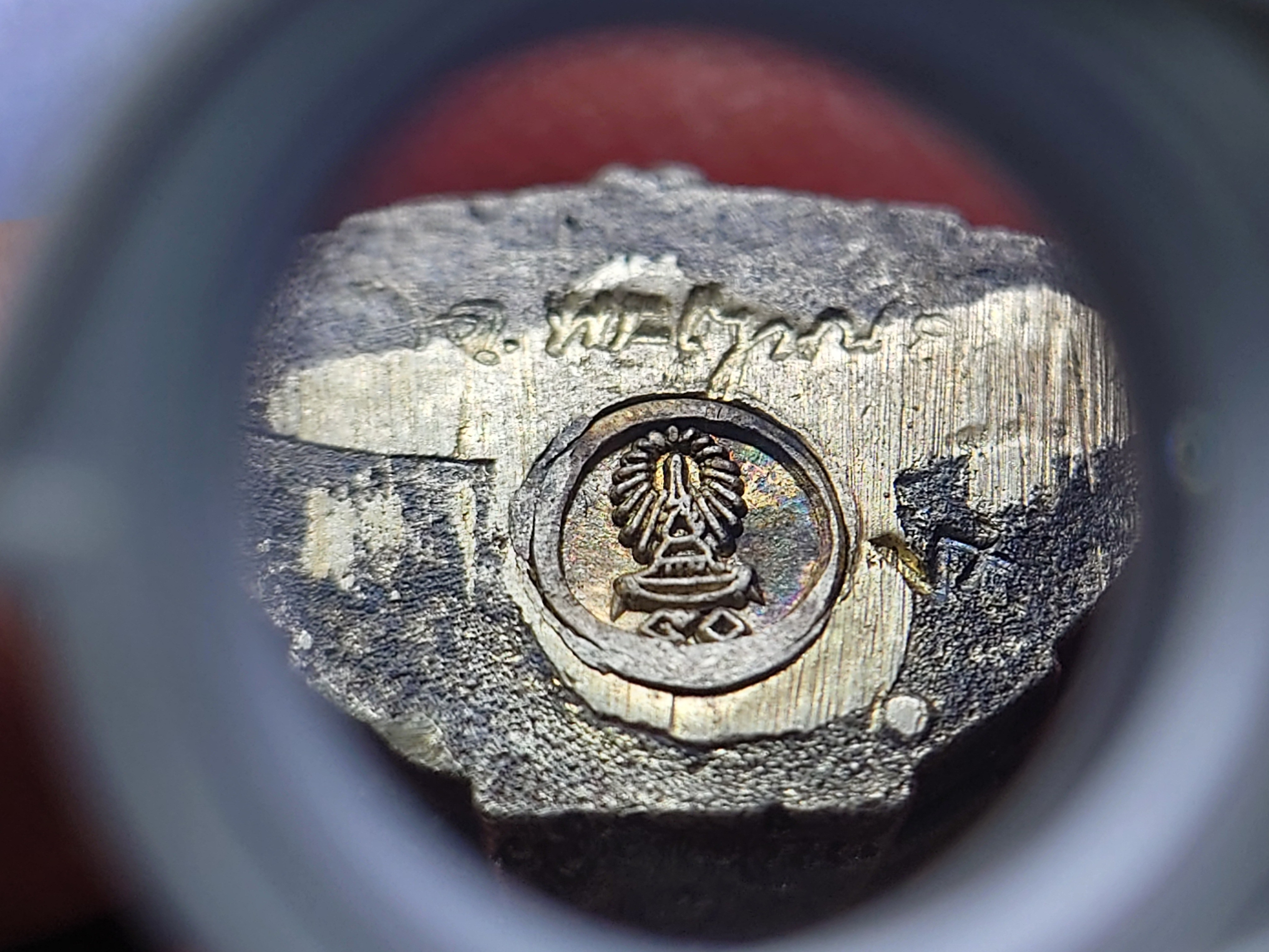 พระกริ่งพระพุทธชินสีห์ ภปร ทันโตเสฏโฐ เนื้อเงิน ใต้ฐานเจาะใส่ผงพระทนต์ในหลวง(ฟัน)และผงจิตรลดา พ.ศ.2533 พร้อมกล่องเดิม