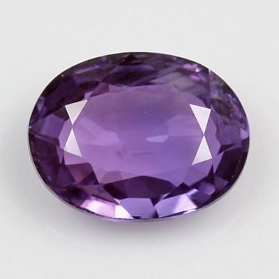**ขายแล้ว**แซปไฟร์สีม่วง (Violet Sapphire) 0.72 กะรัต สีม่วงอมน้ำเงิน รูปไข่ พลอยสด