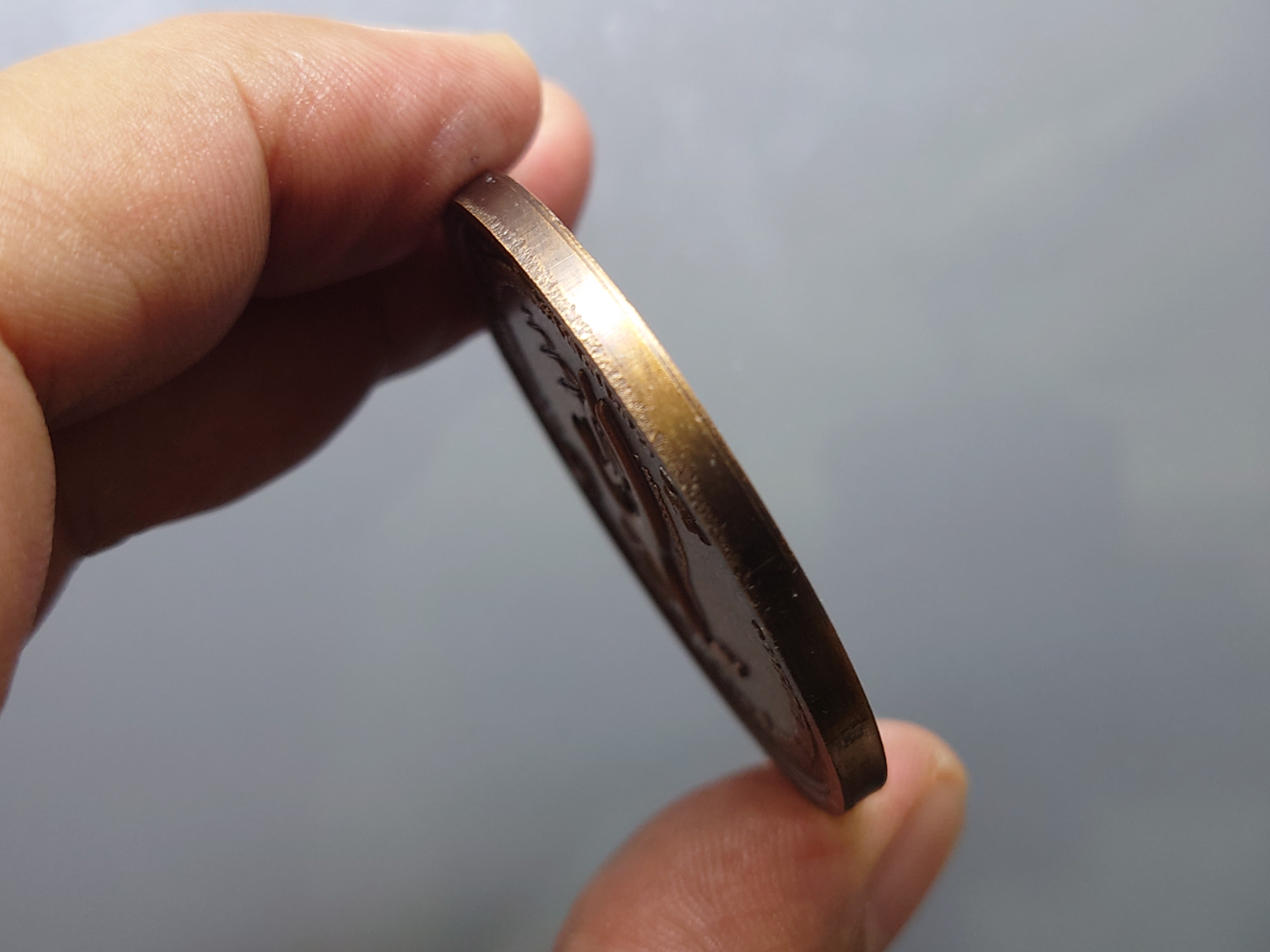 เหรียญที่ระลึกการเสด็จเยือนประเทศไทย สมเด็จพระสันตะปาปา ฟรังซิส ค.ศ.2019 เนื้อทองแดงรมดำ ขนาด 4.5 ซ.ม.(พ.ศ.2562) พร้อมกล่องเดิม