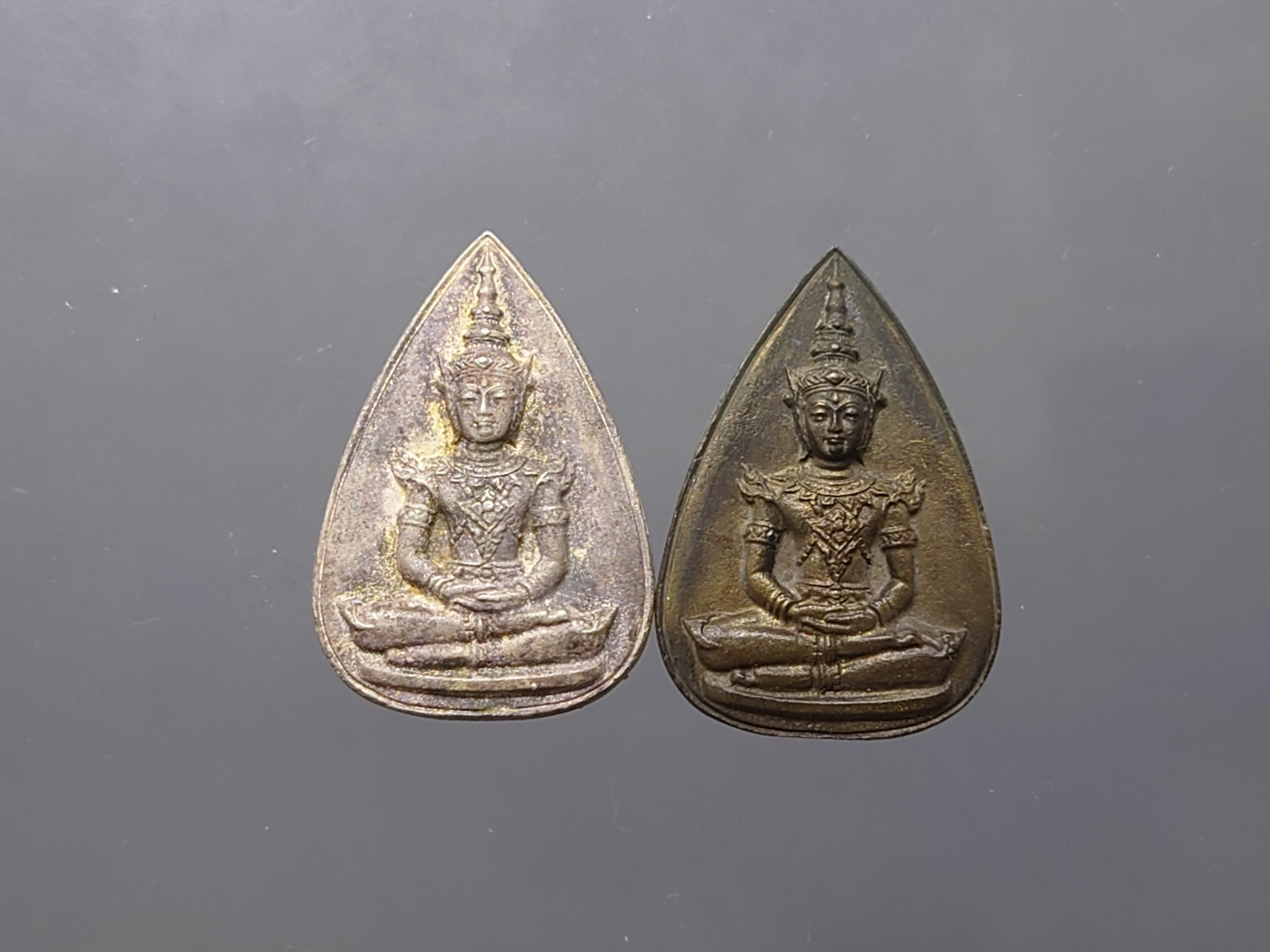 พระแก้วมรกต หลังพระนามาภิไธย ส.ก.รุ่นเฉลิมพระเกียรติ 60 พรรษา มหาราชินี (เนื้อเงิน-นวะ) พุทธาภิเษก ณ วัดบวรนิเวศวิหาร พ.ศ.2537 พร้อมกล่องเดิม