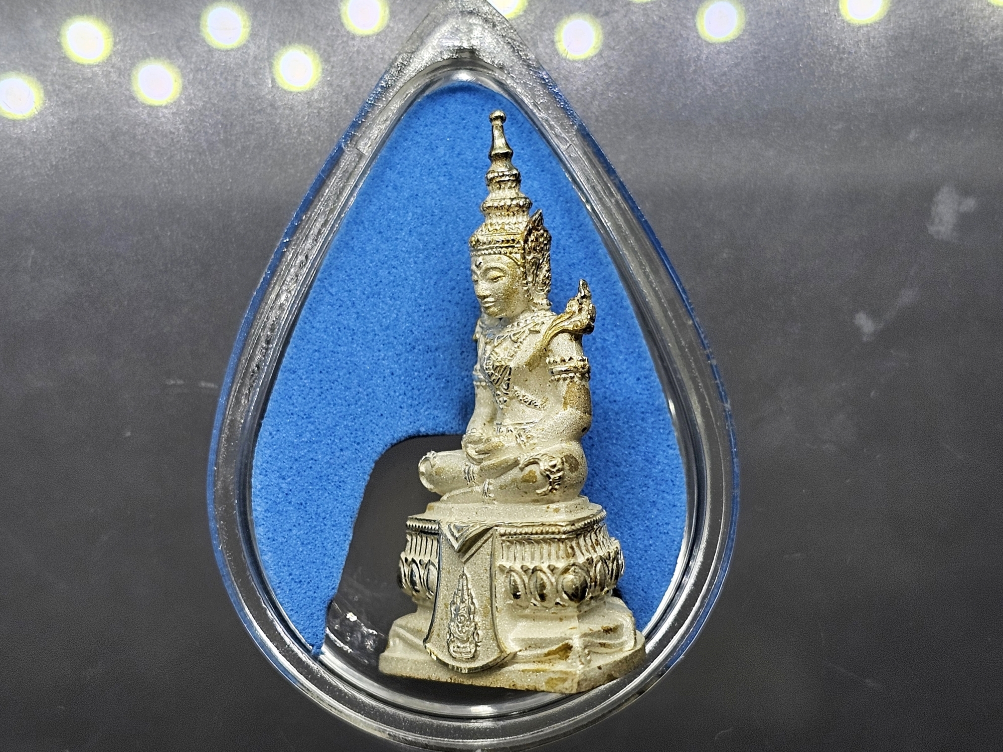 พระแก้วมรกต กรมสรรพสามิต เนื้อเงิน พิมพ์ใหญ่ ขนาดสูง 3.5 เซน กรมสรรพสามิต สร้าง ในพระบรมราชานุญาต ปี2550 ตลับเดิม กล่องเดิม