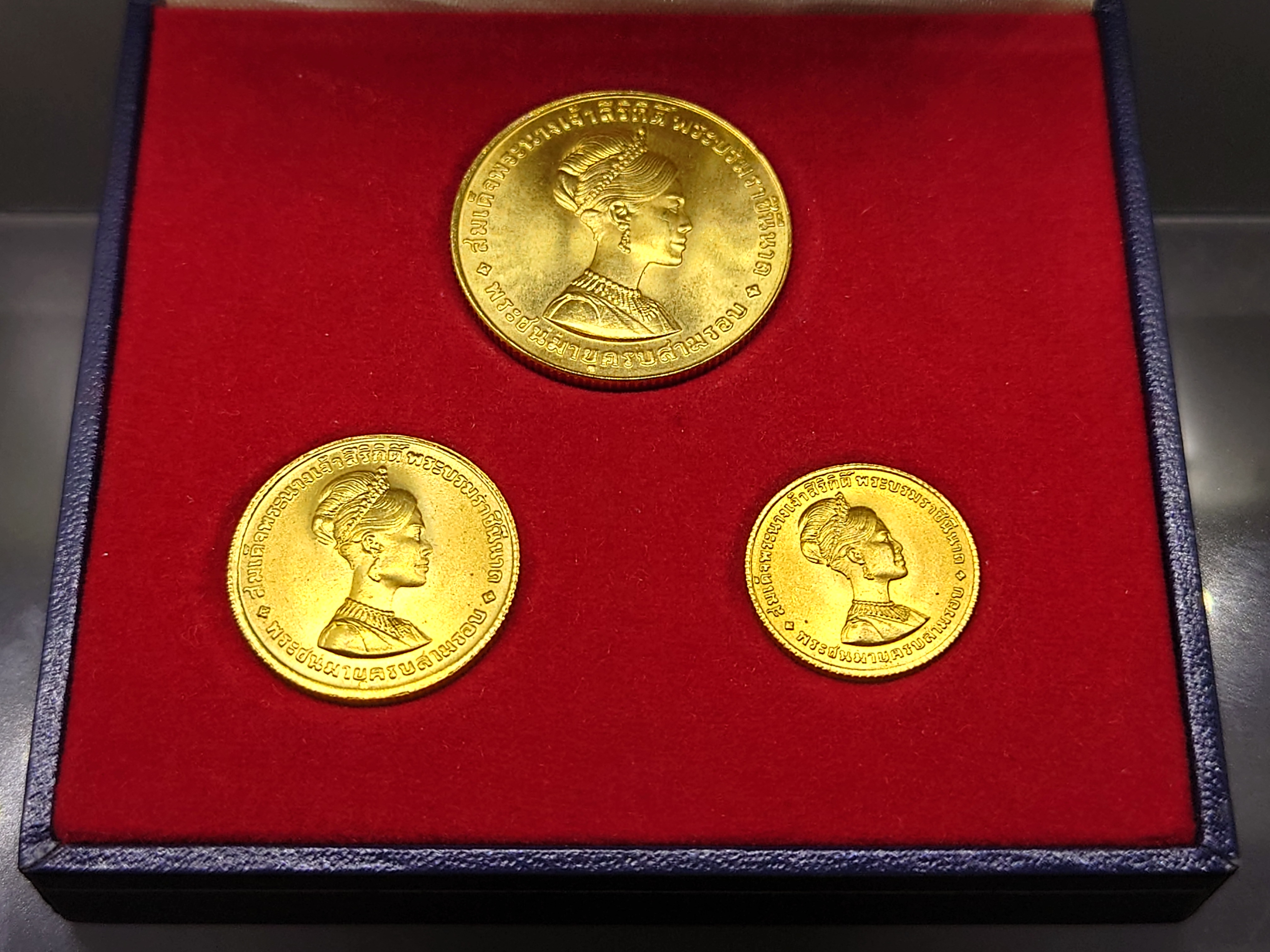 เหรียญทองคำครบชุด(น้ำหนักรวม 7 สลึง) ที่ระลึกพระชนมายุครบ 3 รอบ ราชินี (หน้าเหรียญ150-300-600บาท) พ.ศ.2511