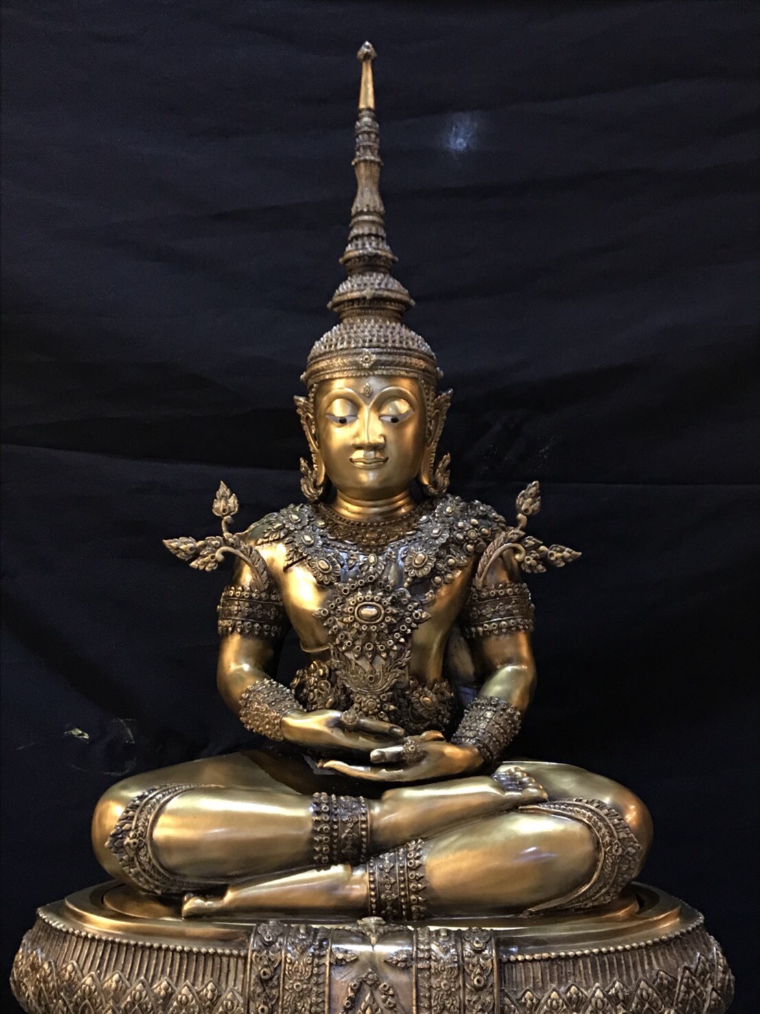 รูปหล่อพระแก้วมรกต หน้าตัก 16 นิ้ว วัดพระแก้ว รุ่นสมโภช 200 ปี กรุงรัตนโกสินทร์วัดพระศรีรัตนศาสดาราม พ.ศ. 2525