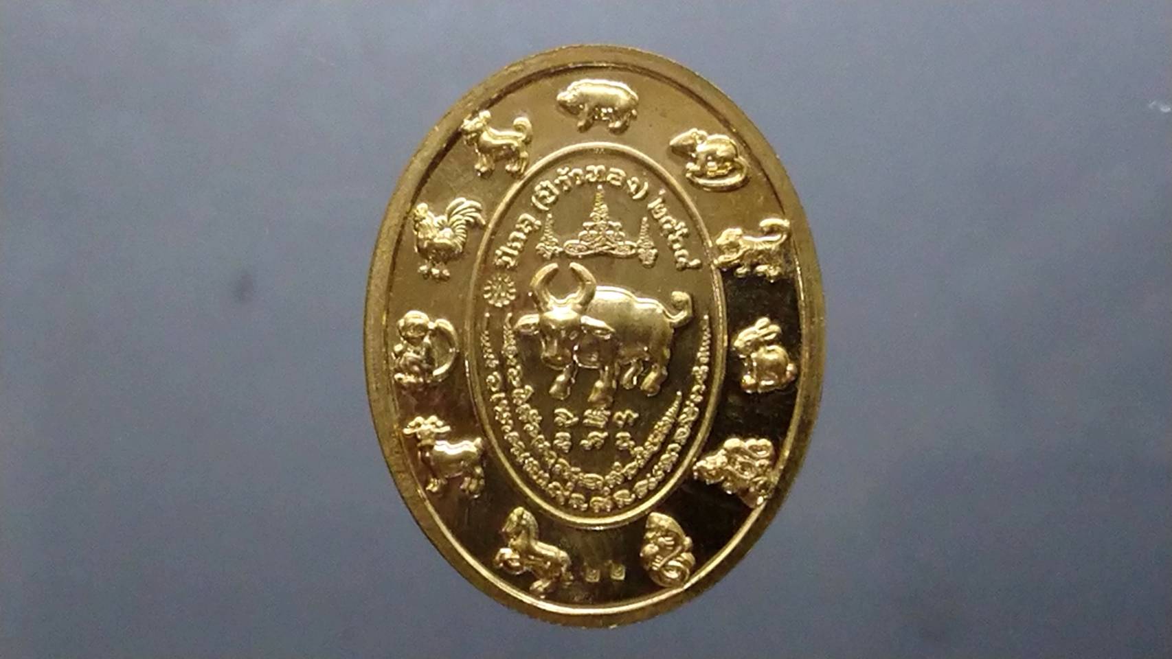 เหรียญรุ่นเจริญทรัพย์พูลทวี เนื้อสัตตะ ลงยาฟ้า ขอบน้ำเงิน ลงยาจีวร หลวงพ่อพัฒน์ วัดห้วยด้วน โคท 22 (SKU-03568)