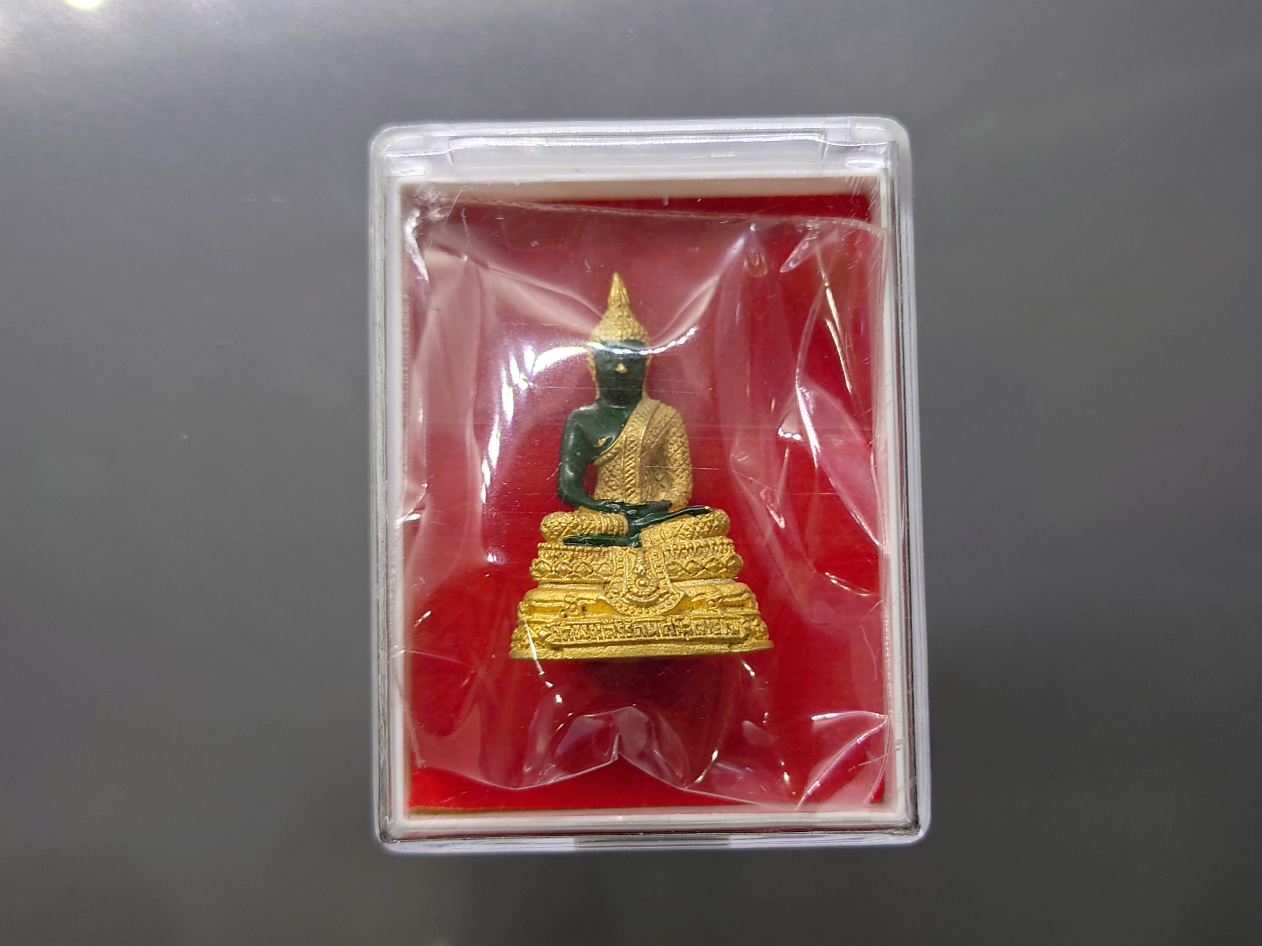 พระแก้วมรกต ทรงเครื่องฤดูฝน เนื้อโลหะเคลือบสีเขียว เครื่องทรงชุบทอง ขนาดสูง 3 เซน สำนักพระราชวัง สร้าง พุทธาภิเษก ณ วัดพระศรีรัตนศาสดาราม พ.ศ.2547