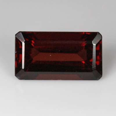 **ขายแล้ว**โกเมนสีแดงหรืออัลมันไดท์ (Almandite Garnet) 2.25 กะรัต แดงแก่ก่ำ