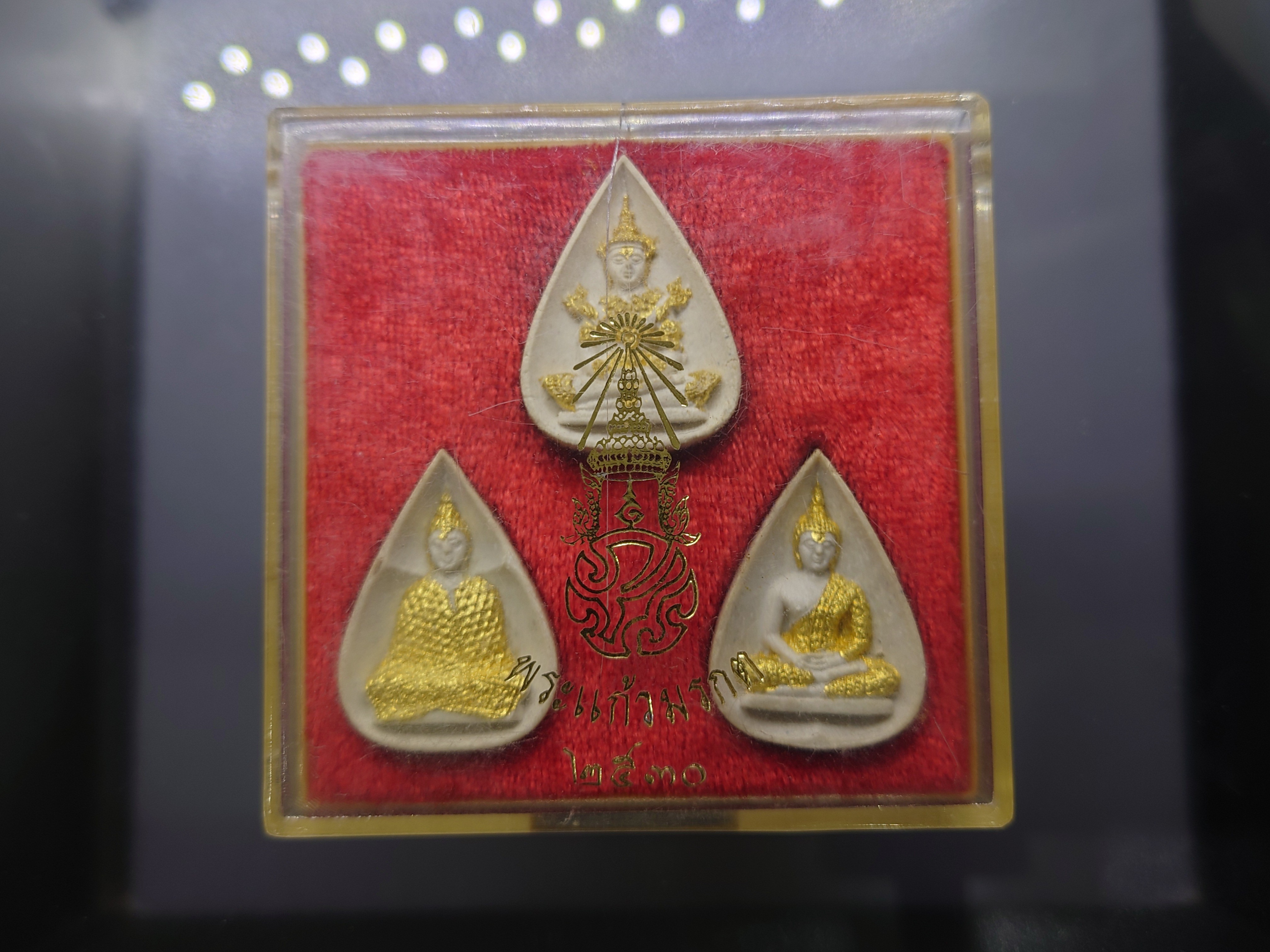 พระแก้วมรกต เครื่องทรงสามฤดู หลัง ภปร.เนื้อผงปัดทอง วัดบวรนิเวศวิหาร ปี2530 พร้อมตลับเดิม