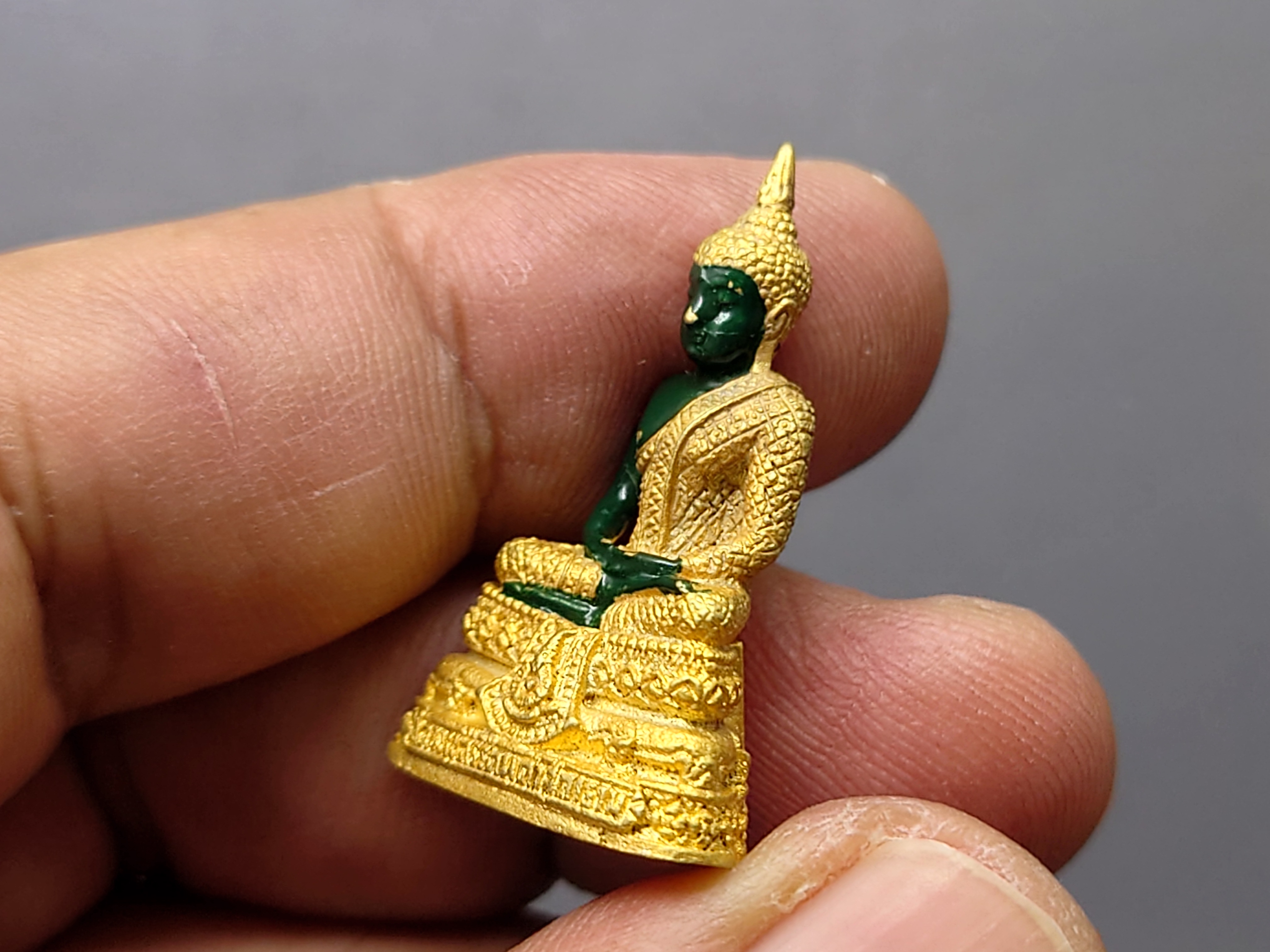 พระแก้วมรกต ทรงเครื่องฤดูฝน เนื้อโลหะเคลือบสีเขียว เครื่องทรงชุบทอง ขนาดสูง 3 เซน สำนักพระราชวัง สร้าง พุทธาภิเษก ณ วัดพระศรีรัตนศาสดาราม พ.ศ.2547