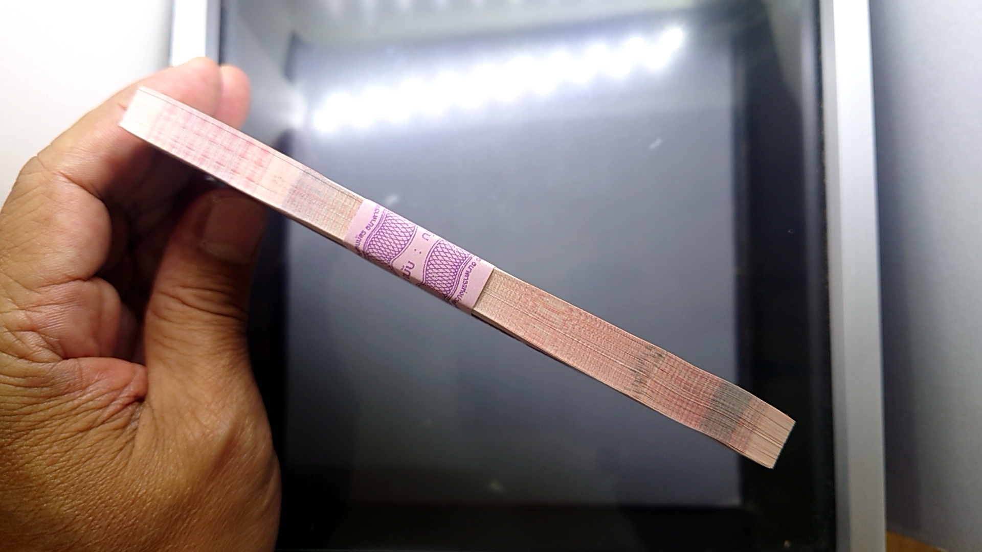 ธนบัตร 100 บาท (ยกแหนบ 100 ใบ เรียงเลข มีเลข 9หน้า 9 หลัง) แบบ 15 รุ่น 2 (เลิกทาส) ปี2540 ไม่ผ่านใช้ สภาพสวย