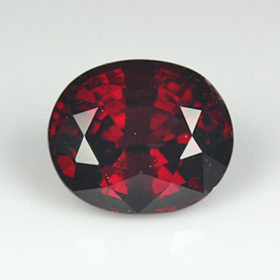 โกเมนสีม่วงแดงหรือโรโดไลท์ (Rhodolite Garnet) 1.74 กะรัต รูปร่างไข่
