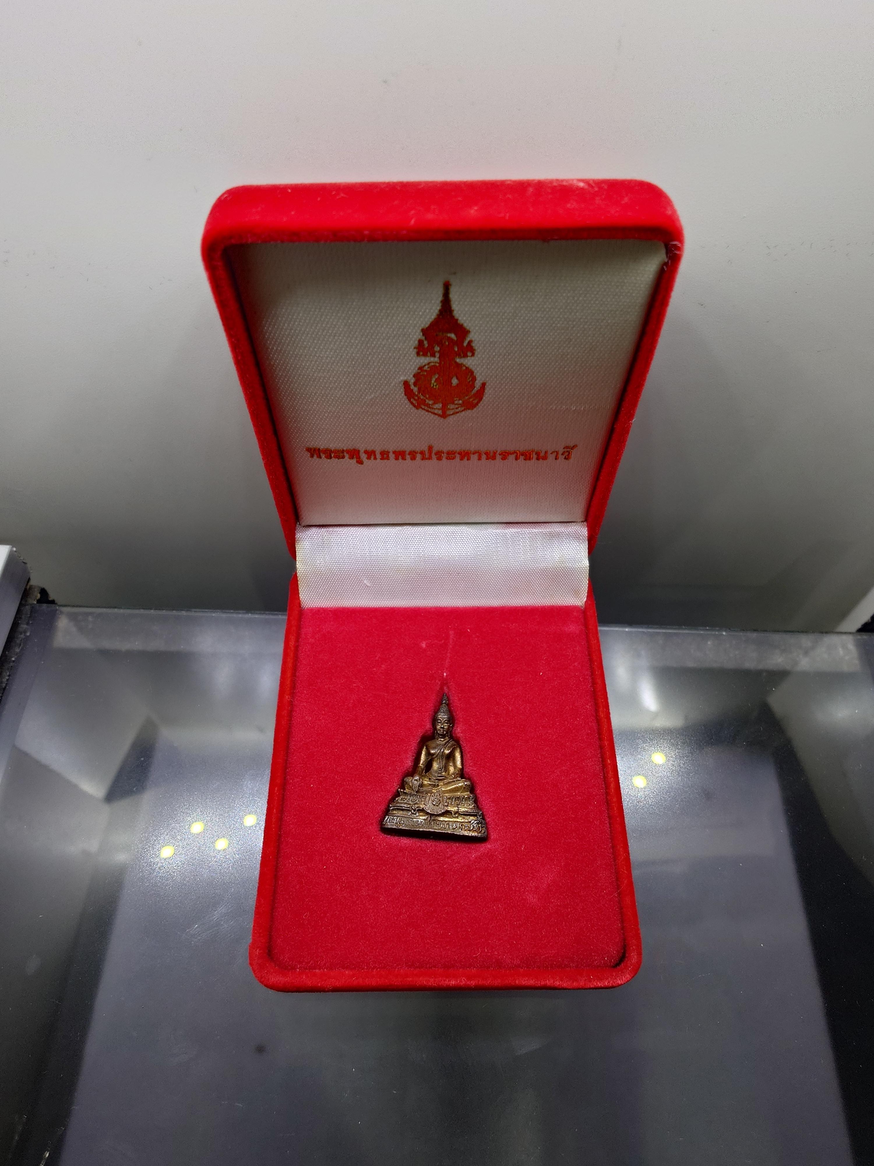 พระพุทธพรประทานราชนาวร เนื้อนวะโลหะ ขนาดสูง 25 มิล ปี2540 พร้อมกล่องเดิม