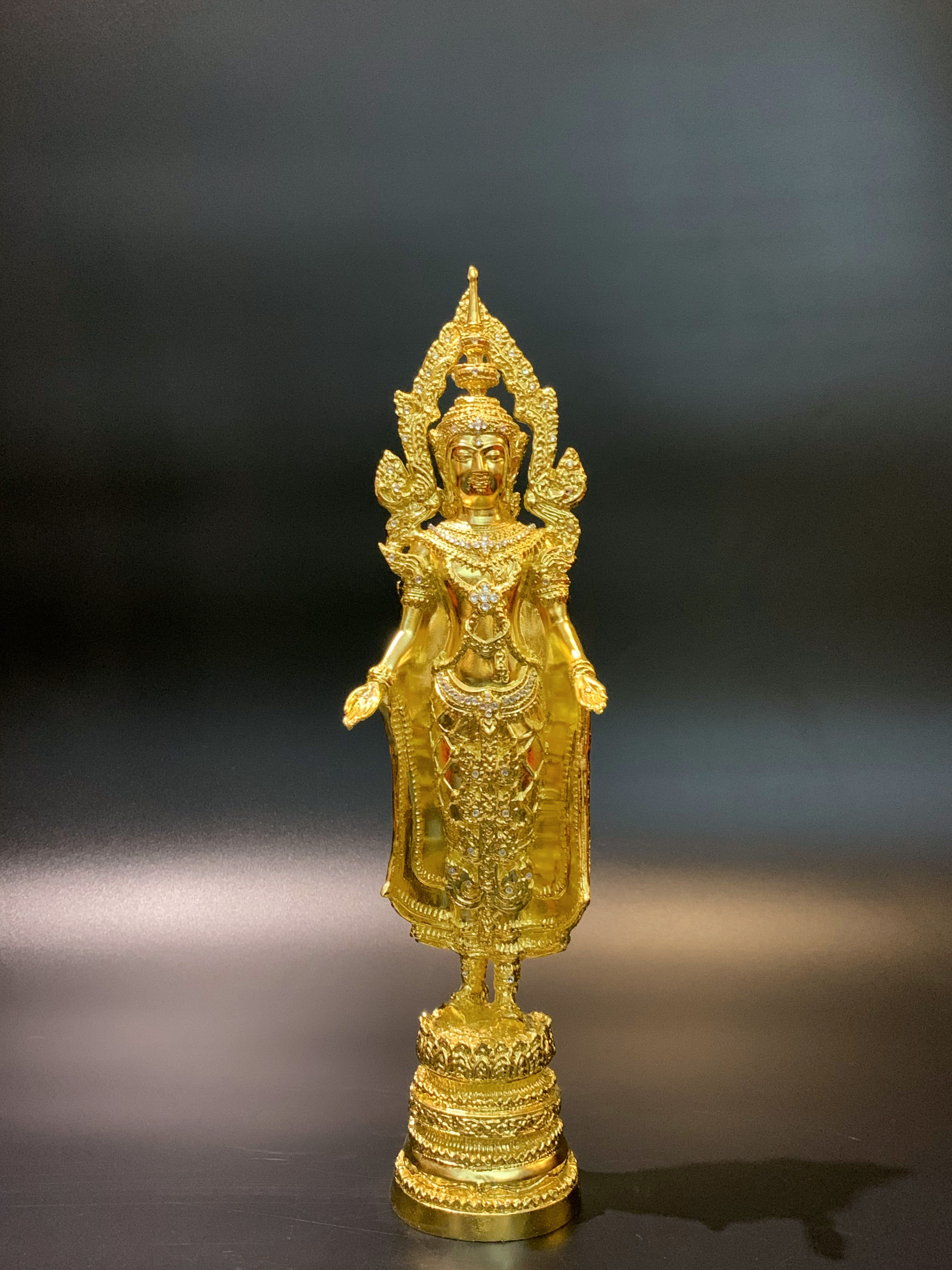 พระพุทธมหาจักรพรรดิ ปางเปิดโลก หน้าตัก 5 นิ้ว ปิดทอง ติดคริสตัล วัดกษัตราธิราชวรวิหาร จ.อยุธยา