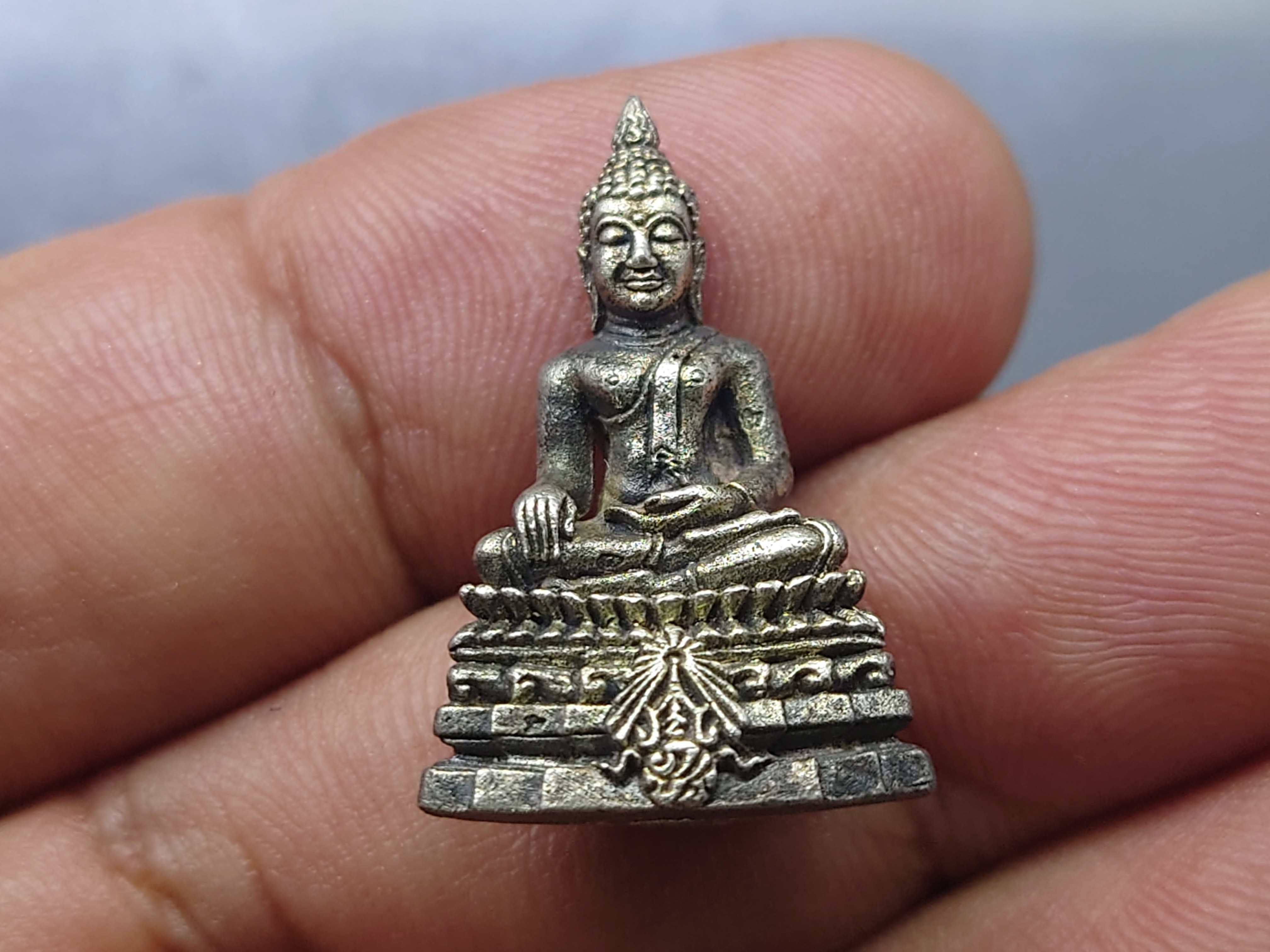 พระกริ่งพระพุทธชินสีห์ ภปร ทันโตเสฏโฐ เนื้อเงิน ใต้ฐานเจาะใส่ผงพระทนต์ในหลวง(ฟัน)และผงจิตรลดา พ.ศ.2533 พร้อมกล่องเดิม