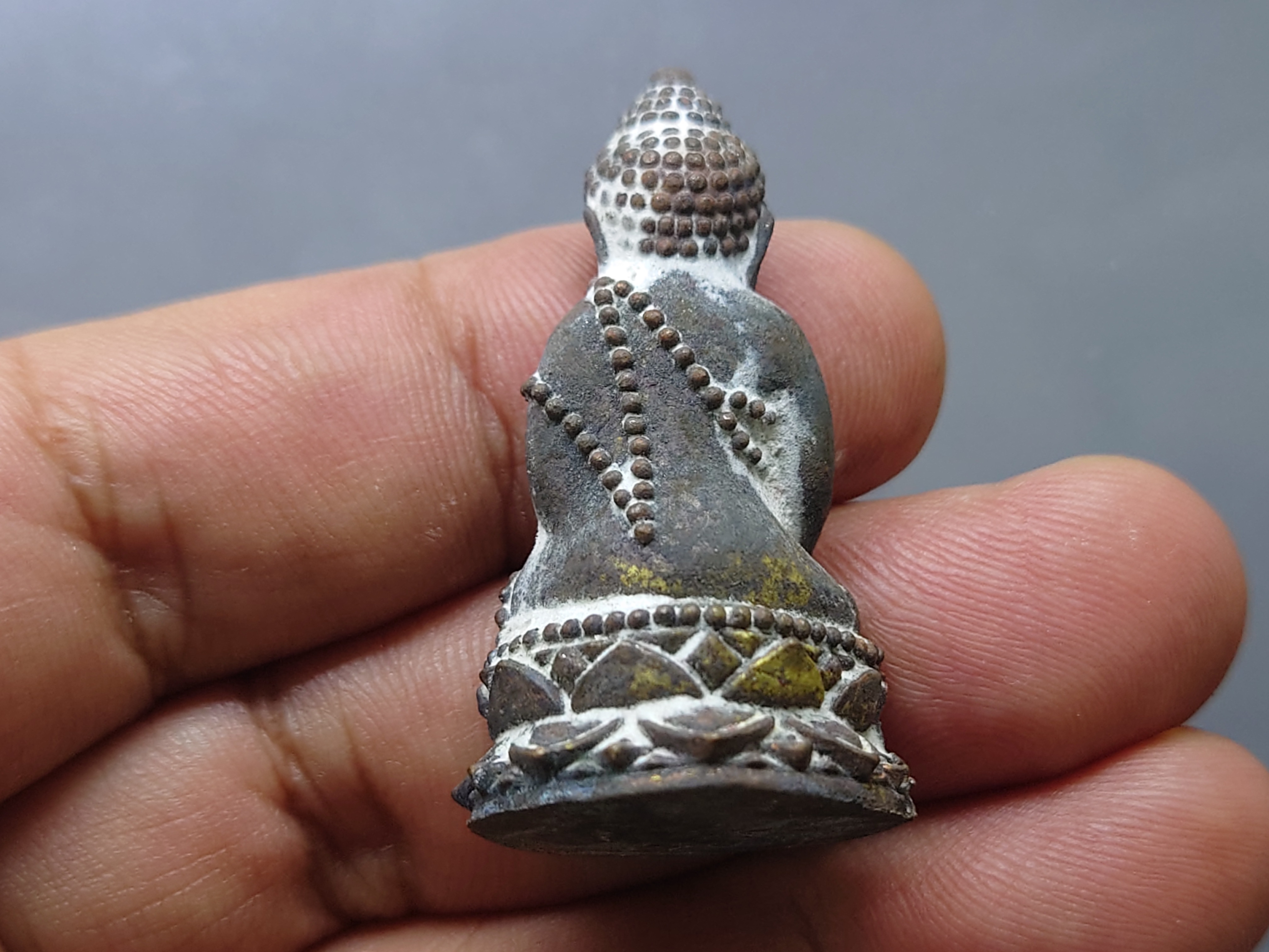 พระกริ่งญาณรังสี รุ่นมหาบารมี 79 รุ่นแรก(ไม่อุดกริ่ง) สมเด็จพระญาณสังวร วัดบวร เนื้อชนวน หล่อโบราณ ผสมชนวนพระกริ่งเก่า มีคราบเบ้า ตอกโค้ด สูง 3.8 ซม ปี 2535 กล่องเดิม