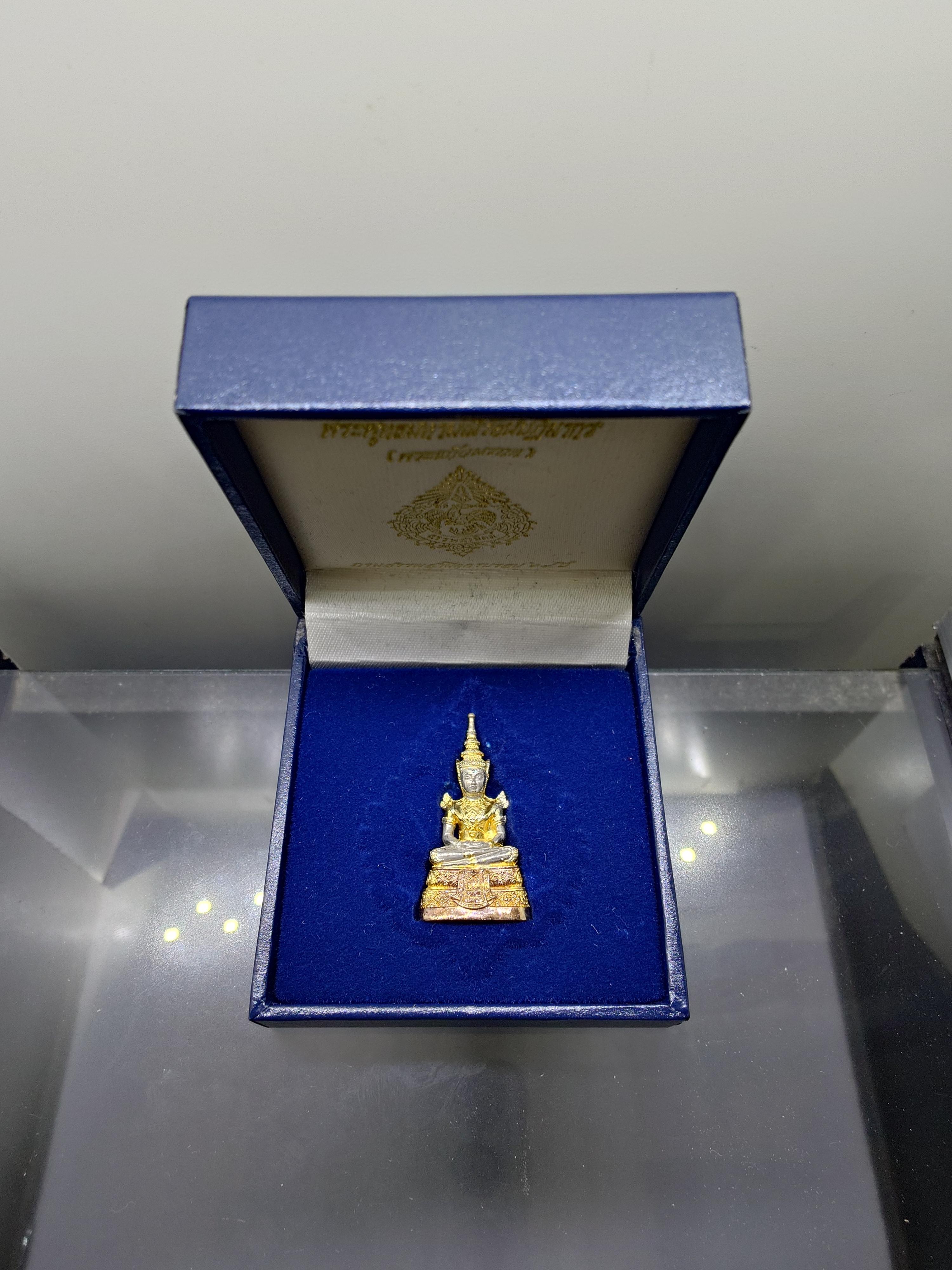พระแก้วมรกต (พระพุทธมหามณีรัตนปฏิมากร) กรมสรรพสามิต ครบรอบ 64 ปี เนื้อเงินสามกษัตริย์ พ.ศ.2539 พร้อมกล่องเดิม