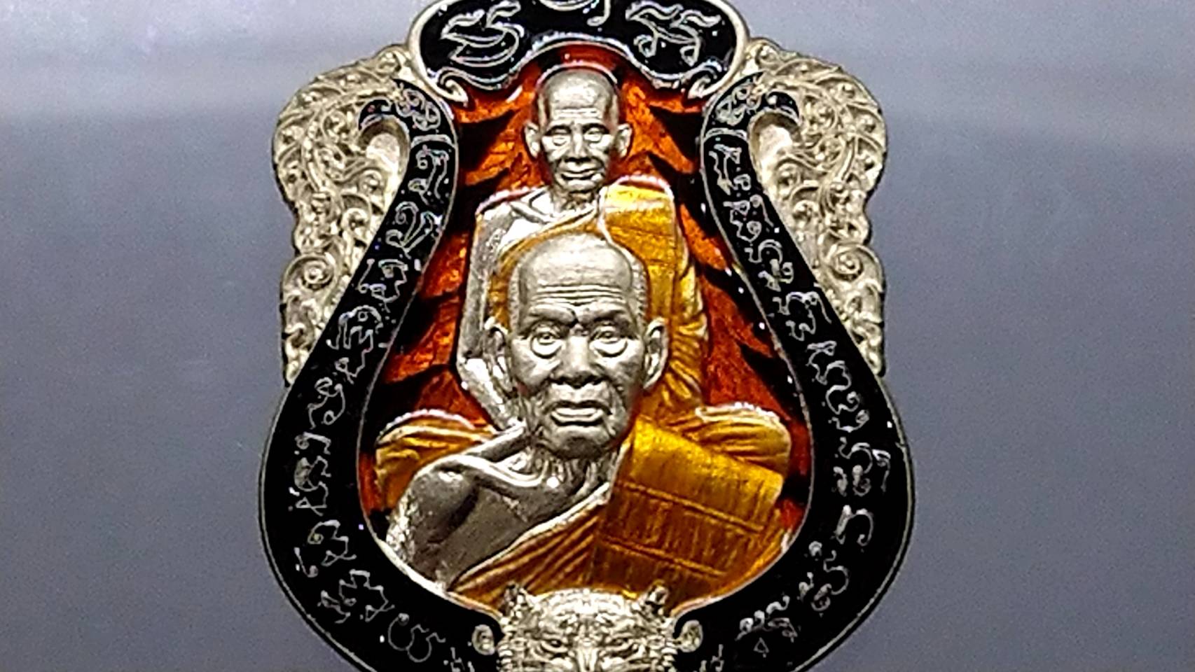 เสือคาบดาบรุ่น 4 เนื้ออัลปาก้าลงยาลายเสือ ขอบดำ บนดำ ลงยาจีวร (พิมพ์เสือ3) หลวงพ่อพัฒน์ วัดห้วยด้วน โคท 216