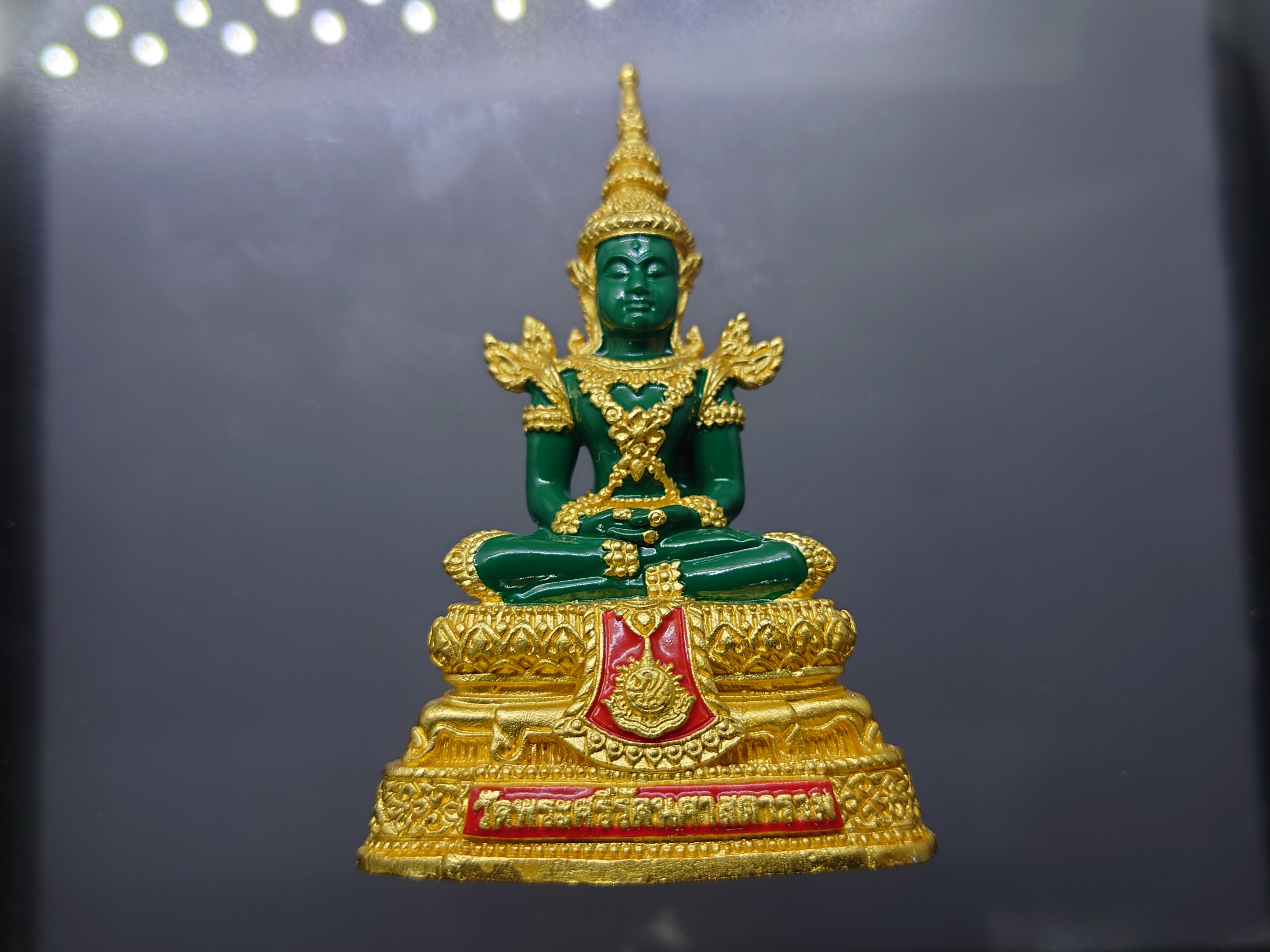 พระแก้วมรกต ทรงฤดูร้อน (ขนาดสูง 7.7 เซน) เนื้อโลหะเคลือบสีเขียว เครื่องทรงชุบทอง สำนักพระราชวัง สร้าง พุทธาภิเษก ณ วัดพระศรีรัตนศาสดาราม พ.ศ.2547 ซีลเดิม รับประกันแท้