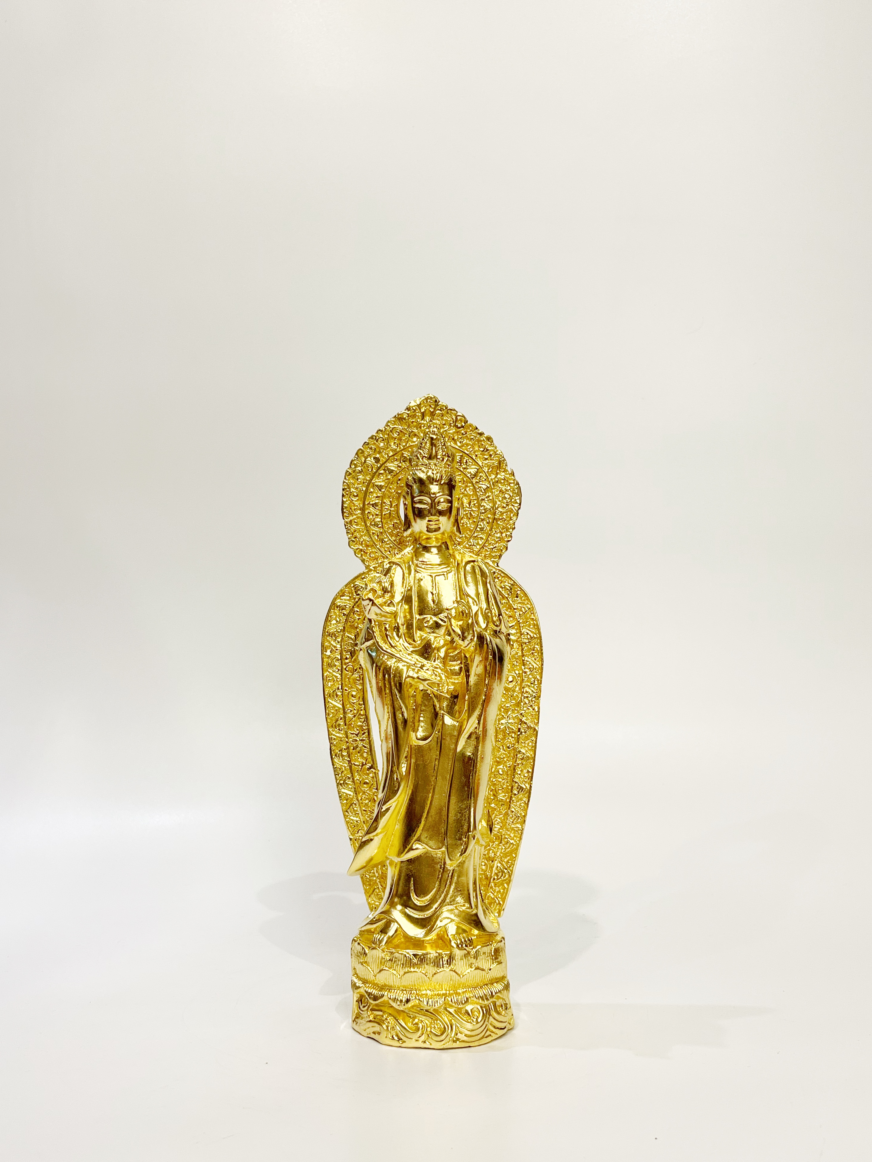 รูปหล่อพระโพธิสัตว์กวนอิม สูง 12 นิ้ว นำเข้าจากประเทศจีน วัสดุ : ทองเหลือง ลงรักปิดทองคำเปลวเต็มองค์
