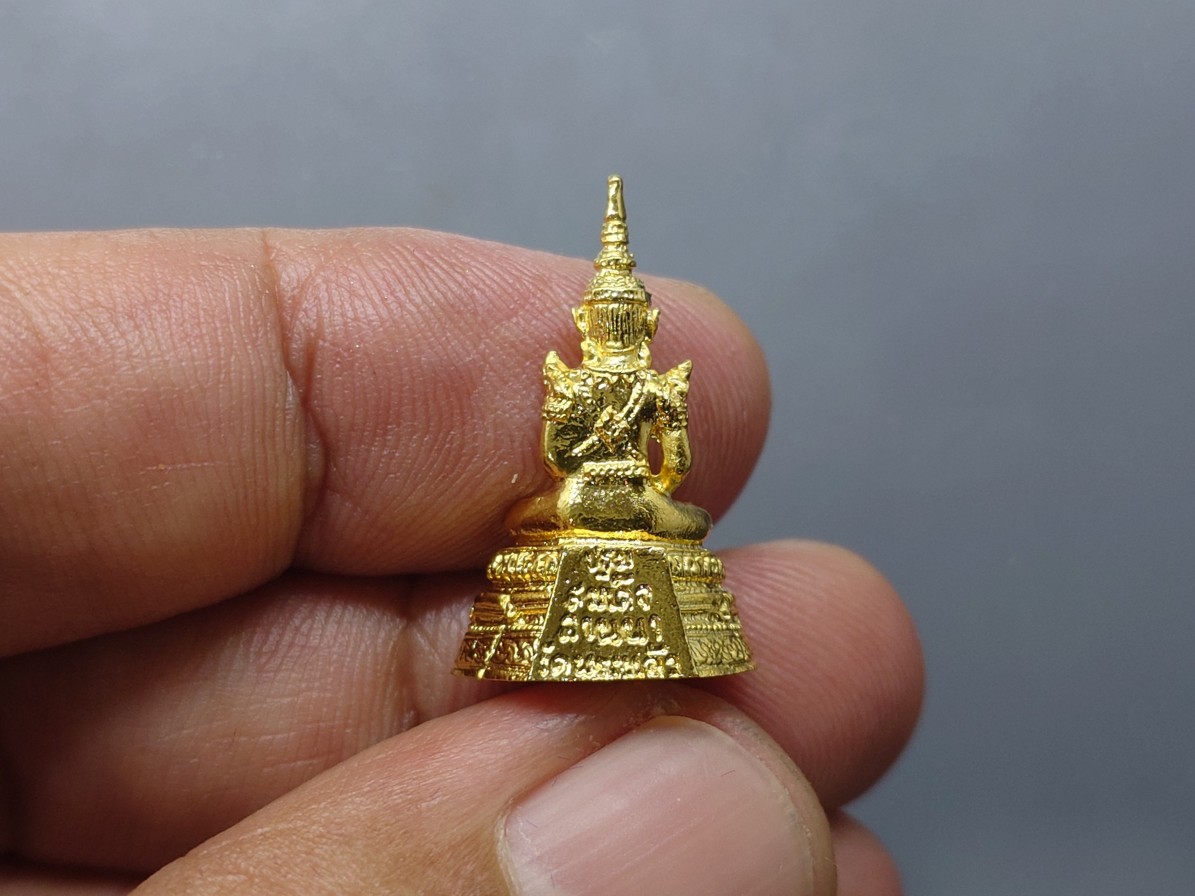 พระแก้วมรกต สธ.เนื้อกาหลั่ยทอง ที่ระลึกสมเด็จพระเทพรัตนราชสุดาฯเสด็จทรงยกช่อฟ้า วัดพระแก้ว จ.เชียงราย ปี2550 พร้อมกล่องเดิม